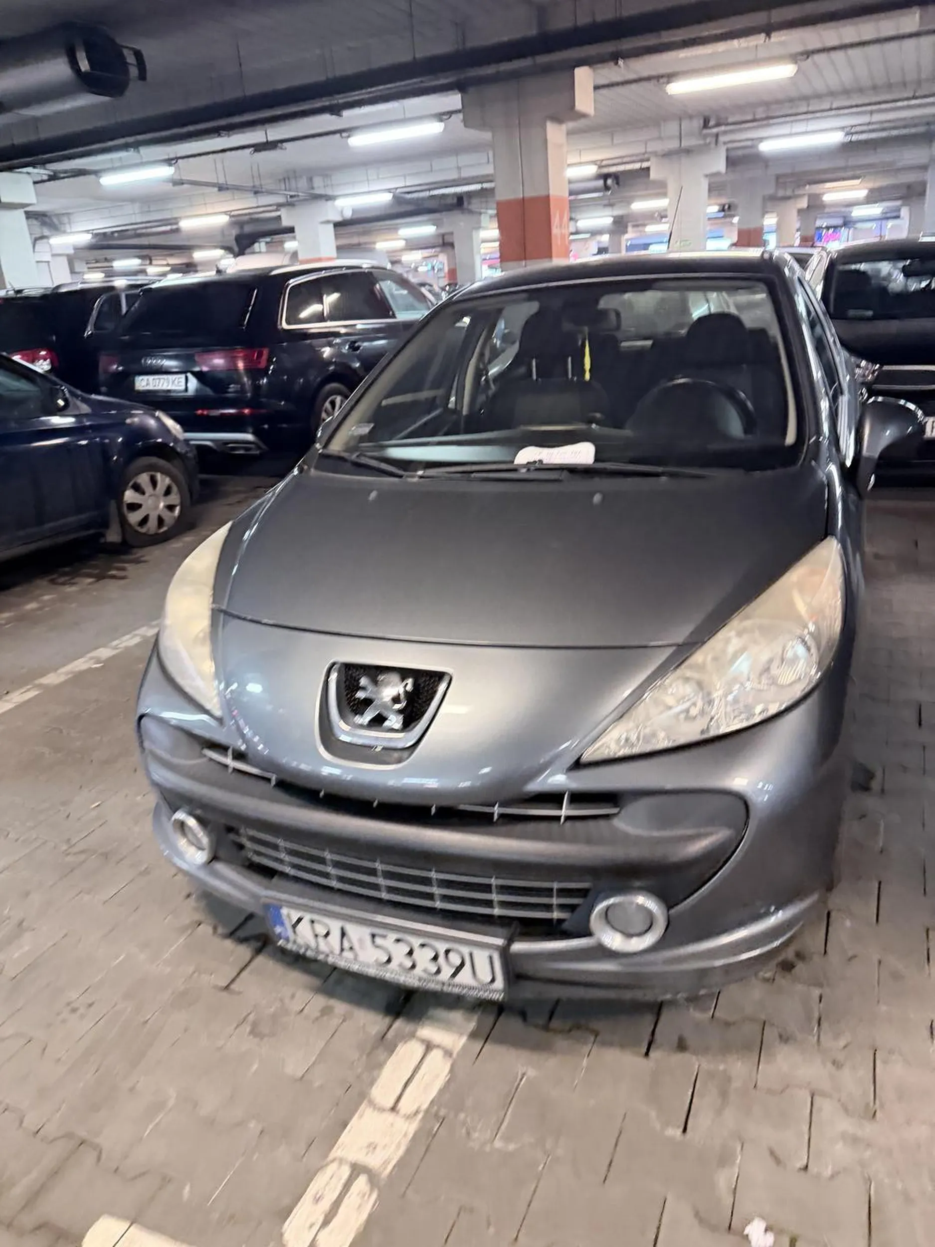 Ograniczyć wydawanie pozwoleń uprawniających kierowanie pojazdami to takich przypadków będzie mniej. Co trzeba mieć w głowie, aby tak stanąć jeszcze w czasie gdzie ludzie po 30 min musieli szukać miejsca to nie wiem. Brak słów „ kierowco”.