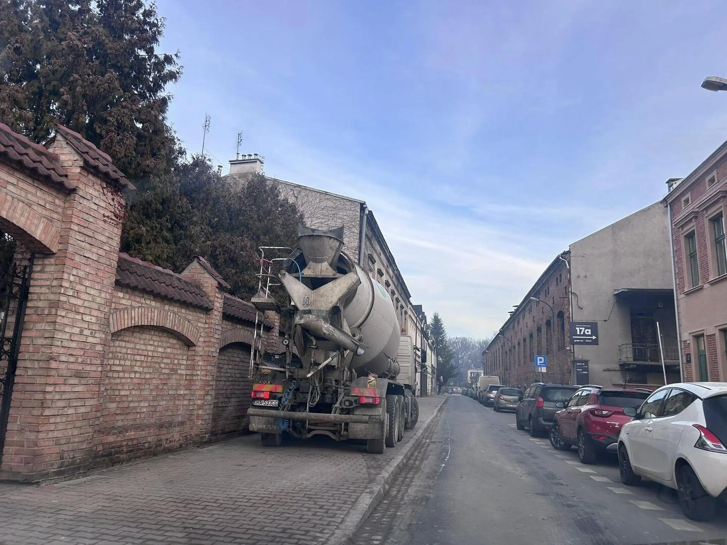 takie głąby niszczą nam chodniki za braki w intelekcie takich głąbów płacimy wszyscy