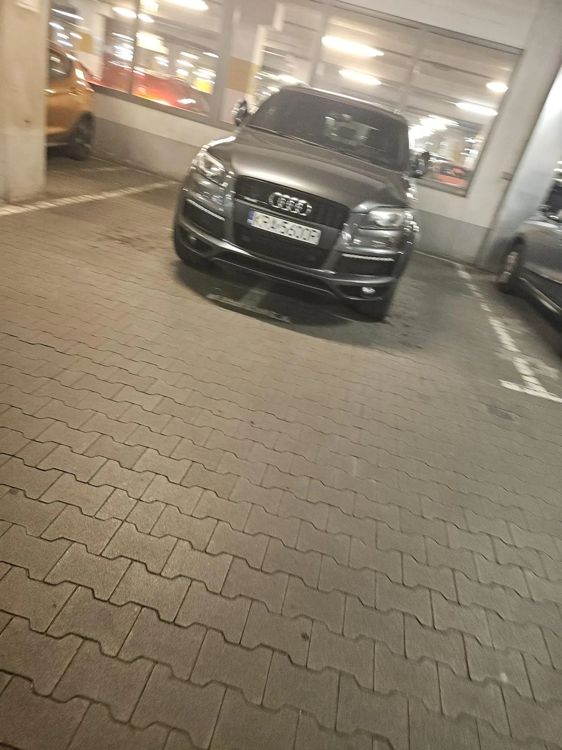 Śmietnik parkujący na dwa miejsca parkingowe pod galeria Bonarka w Krakowie. Naucz się parkować