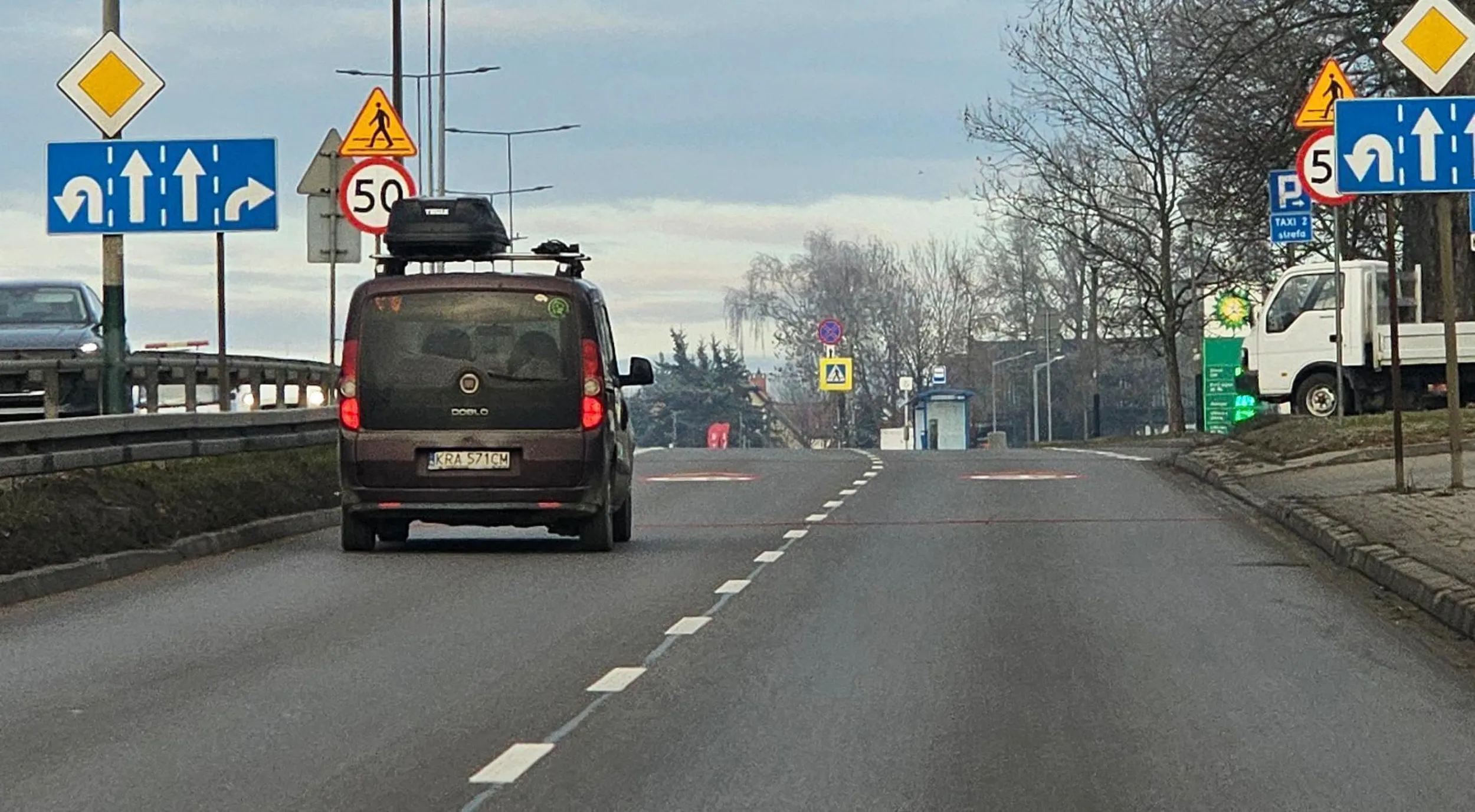 droga pusta po horyzont, a królewicz zakochany w lewym pasie