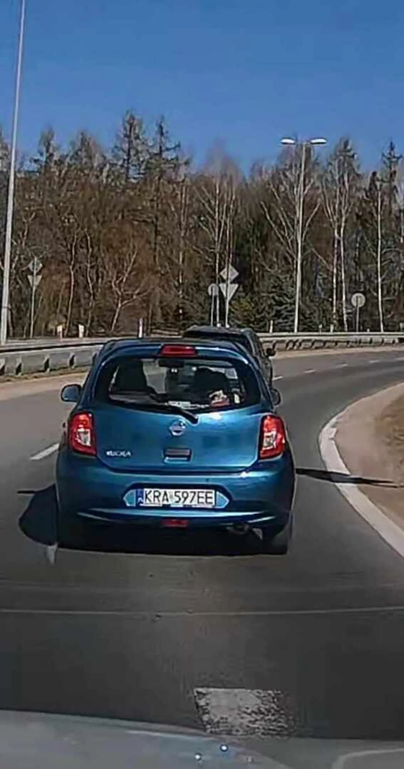 Pozdrawiam typa, który nie wie co to kultura- trąbił i mrugał długimi, a powodem było to, że wszyscy staliśmy w korku i na sygnalizatorze czerwone światło więc wpuściłam ciężarówkę- chłop trąbił po czym oboje staliśmy na czerwonym. Kawałek dalej zatrzymaliśmy się do zera, ponieważ ktoś przed nami skręcał w lewo, a z naprzeciwka jechały auta- więc wpuściłam jedno auto co zajęło dosłownie minutę- miły chłop znów przekazał wszystkim że ma ból dupy i zatrąbił na mnie. Stuknij się w łeb typie. Mam nagranie twojego zachowania