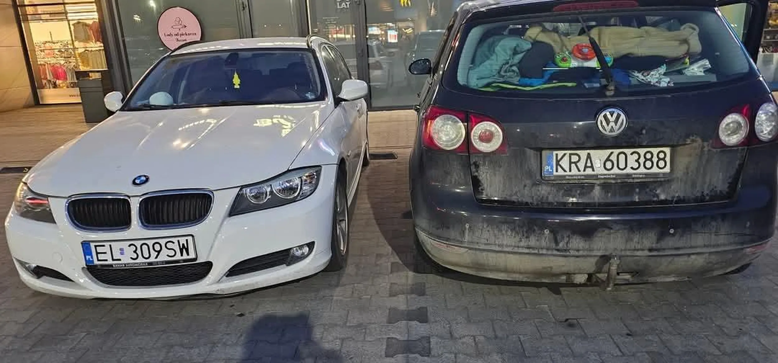 Baba płacze na Facebooku, że na pustym parkingu BMW ją zastawiło ? BMW książkowo zaparkowane w liniach, a sama staje na odpierdol i ma pretensje do innych ?