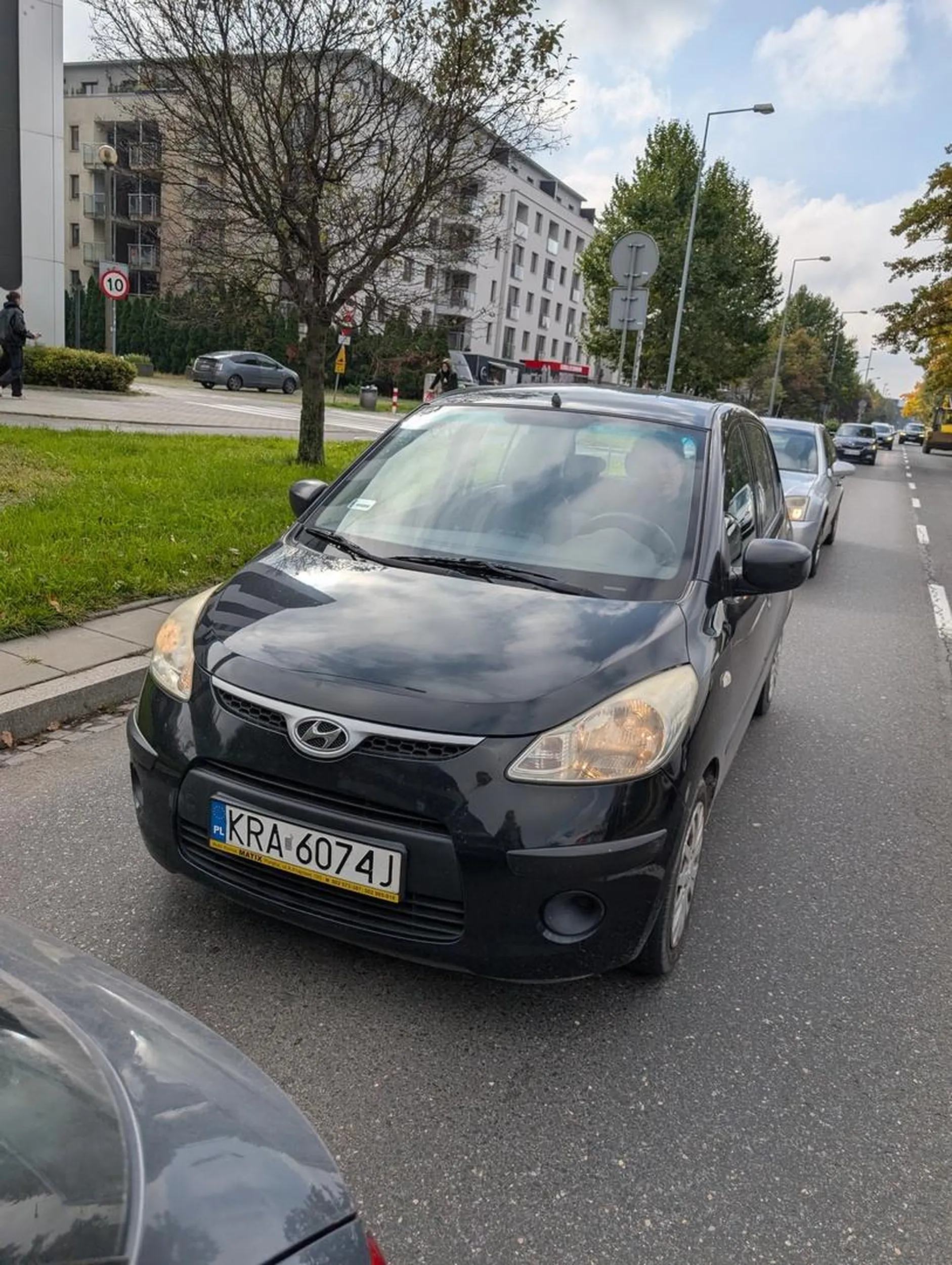 Prawo jazdy kupione w czipsach. Przy ICE w Krakowie nagła zmiana pasa z prawego na lewy,oczywiście migacz włączony dopiero po rozpoczęciu manewru. Kretyn niech się cieszy że hamulce mam dobre bo brakło może z 20cm do zderzenia.