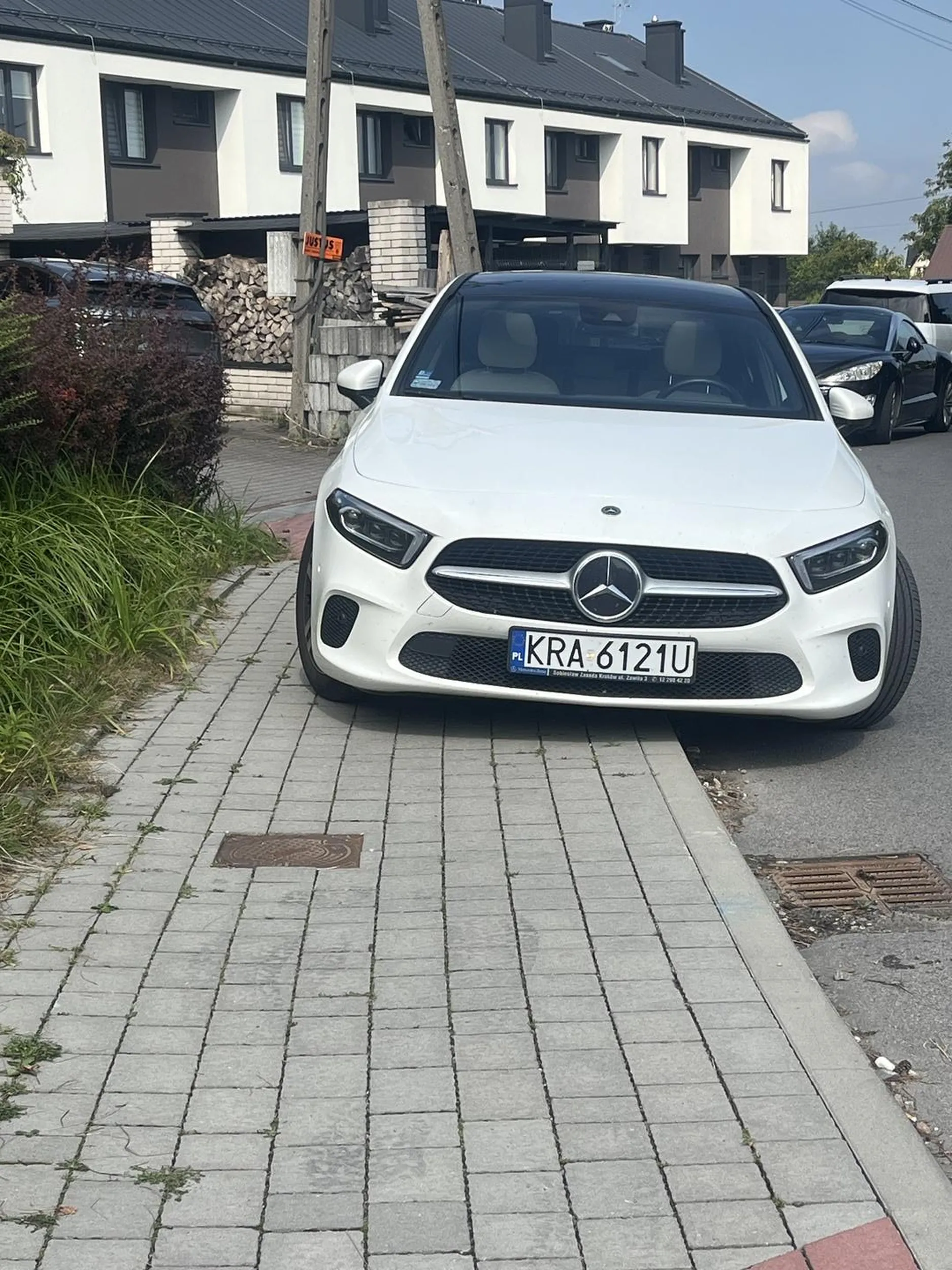 Naucz się parkować. Ciężko przejść a co dopiero wózkiem przejechać