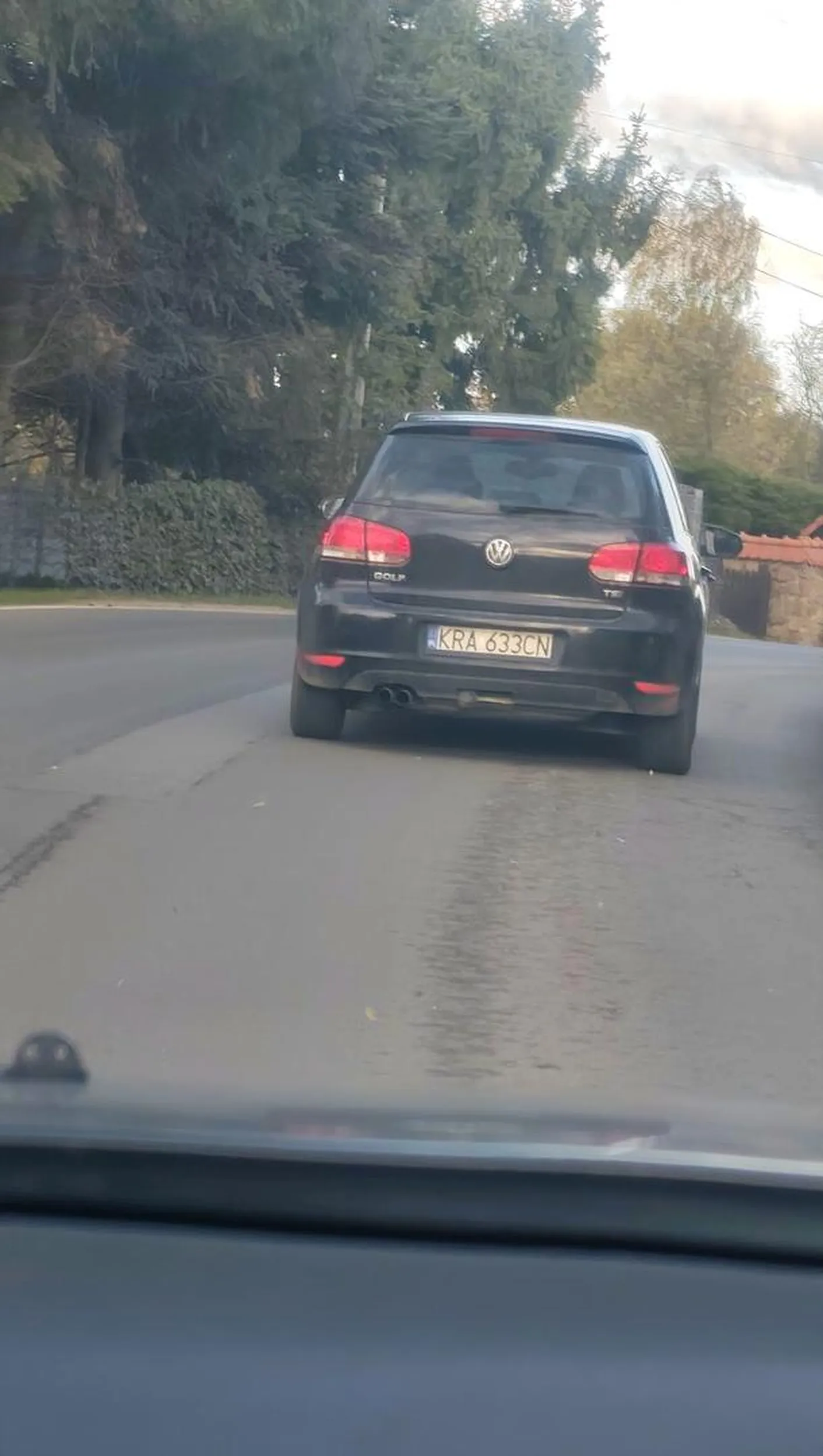 Jak nie umiesz bawić się telefonem podczas jazdy to się lepiej w ogóle nie baw zwłaszcza przy szkole gdzie jest przejście dla pieszych ze zwężką i zwłaszcza jak jedzie auto z naprzeciwka które prawie uszkodziłeś miałeś farta że zobaczyłeś za nas telefon przed siebie.