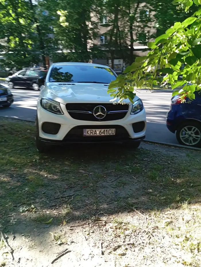 Pani z białego Mercedesa rozjeżdża zieleń nie szanując przestrzeni publicznej. Os. urocze 11, Kraków