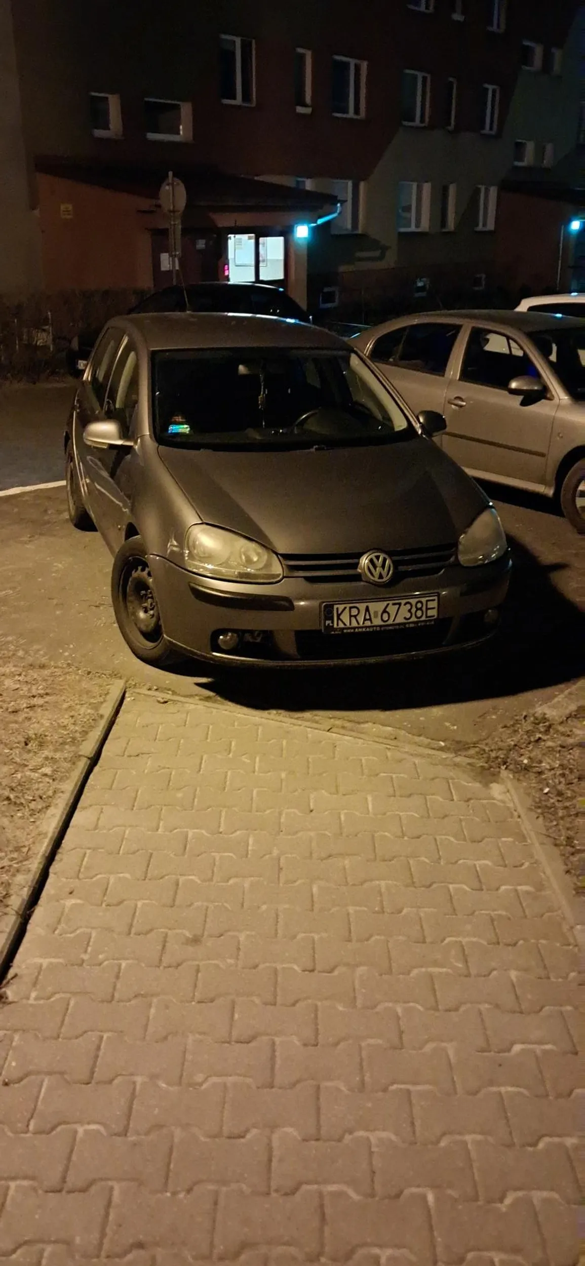 Lata leca a pseudokierowca dalej nie umie parkowac, Kraków, ulica Podedworze zastawiony chodnik...