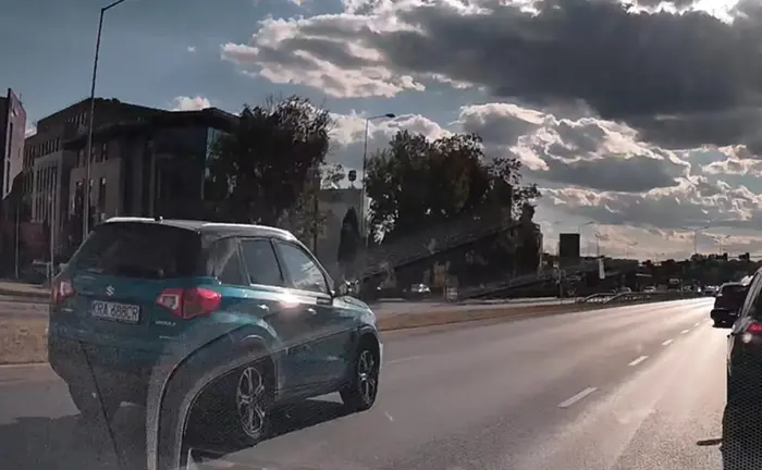 typ ma przed sobą wolny środkowy pas po horyzont, a gdy tylko pojawia się lewy pas od razu na niego wjeźdża