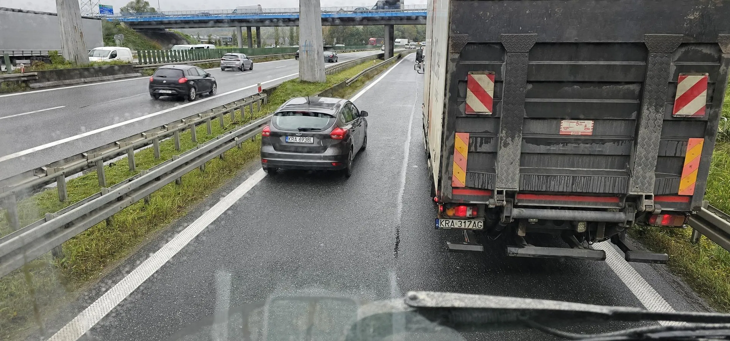 Zjeb wyprzedza cały sznur samochodów, które zjeżdżają z autostrady, a później przejeżdża przez linię ciągła, życzę Ci żeby jak najszybciej Ci odebrali prawko za taką jazdę