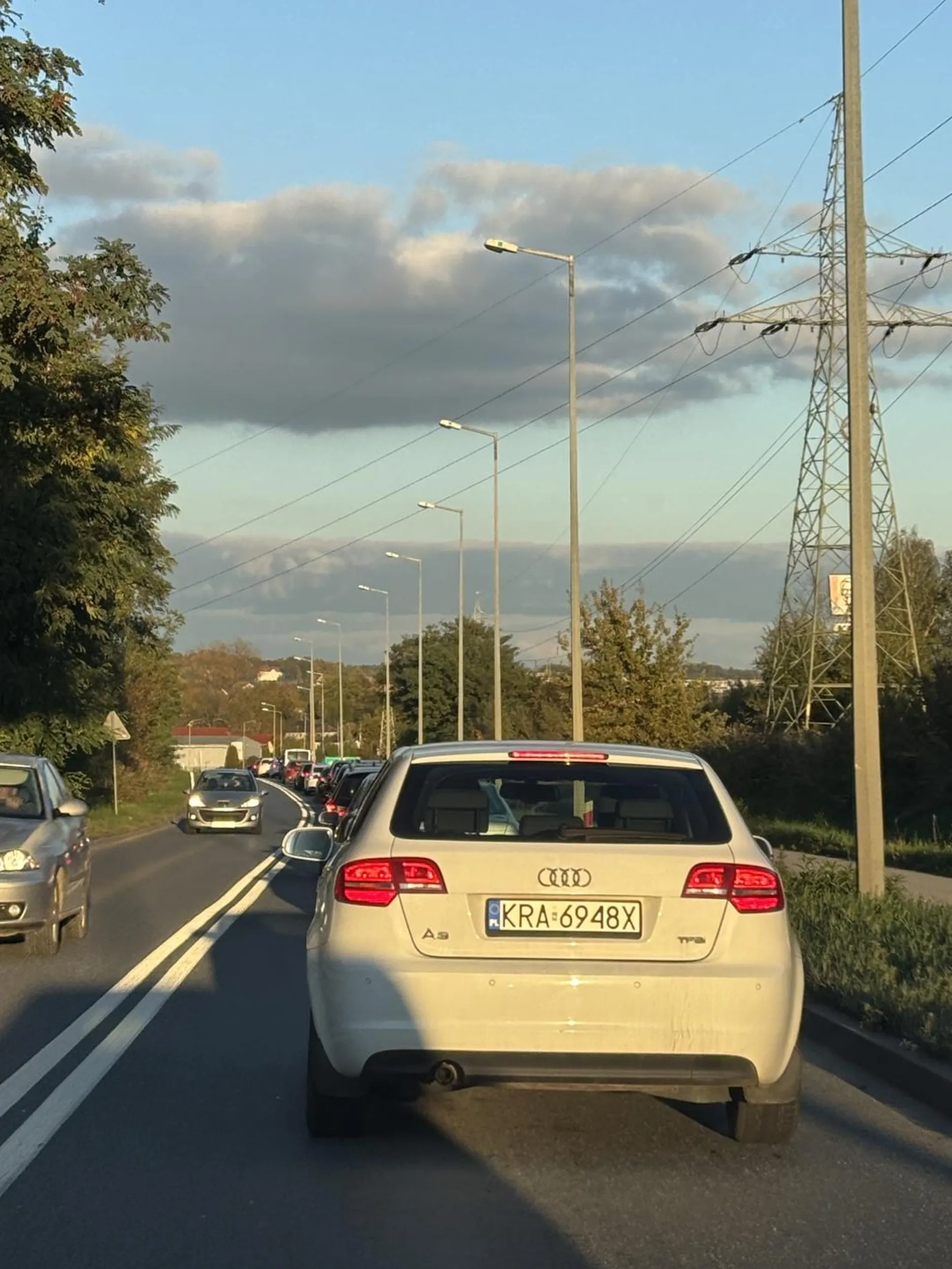 Chłopie z a3 chyba powinieneś jeszcze raz zawitać na kurs prawa jazdy bo nie masz bladego pojęcia jak poruszać się po rondzie!