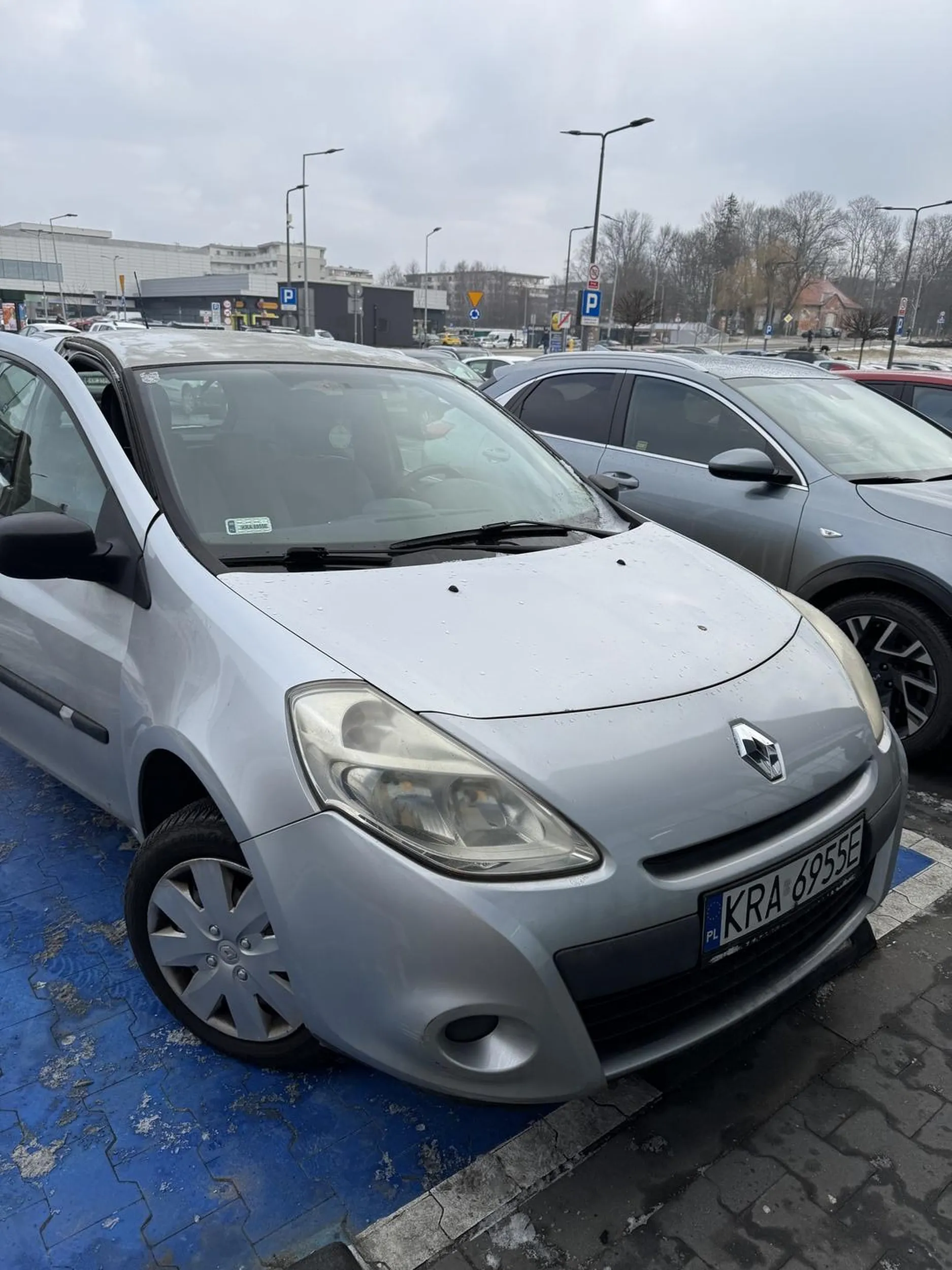 Parking pod Centrum Atut, Kraków ul Czerwone Maki. Pani z rozbrajającą szczerością stwierdza że parkuje na miejscach dla niepełnosprawnych bo nie ma innych miejsc. To nie prawda, kierująca jest po prostu leniwa i nie chce jej się wjechać do kolejnej alejki.