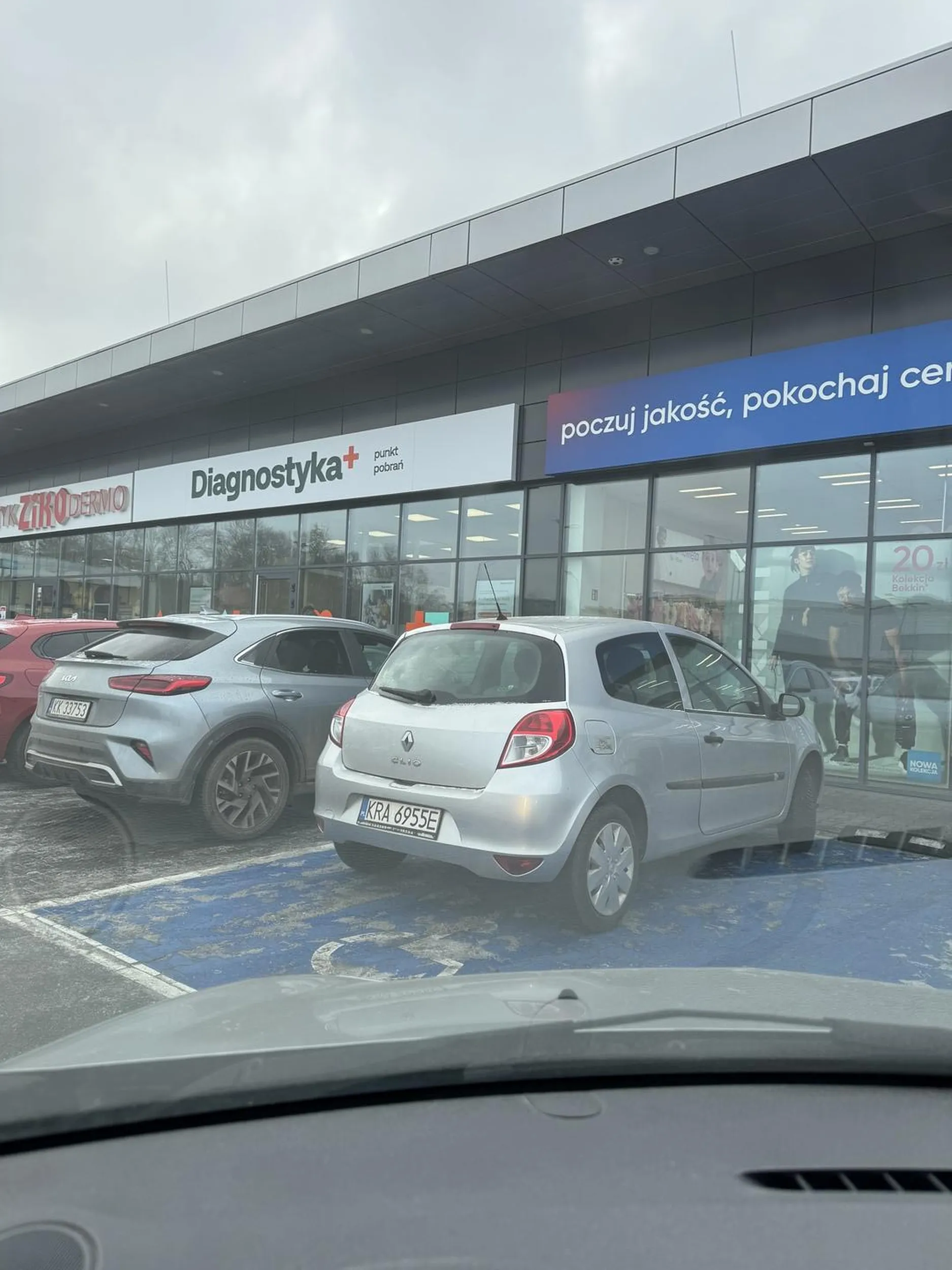 Parking pod Centrum Atut, Kraków ul Czerwone Maki. Pani z rozbrajającą szczerością stwierdza że parkuje na miejscach dla niepełnosprawnych bo nie ma innych miejsc. To nie prawda, kierująca jest po prostu leniwa i nie chce jej się wjechać do kolejnej alejki.