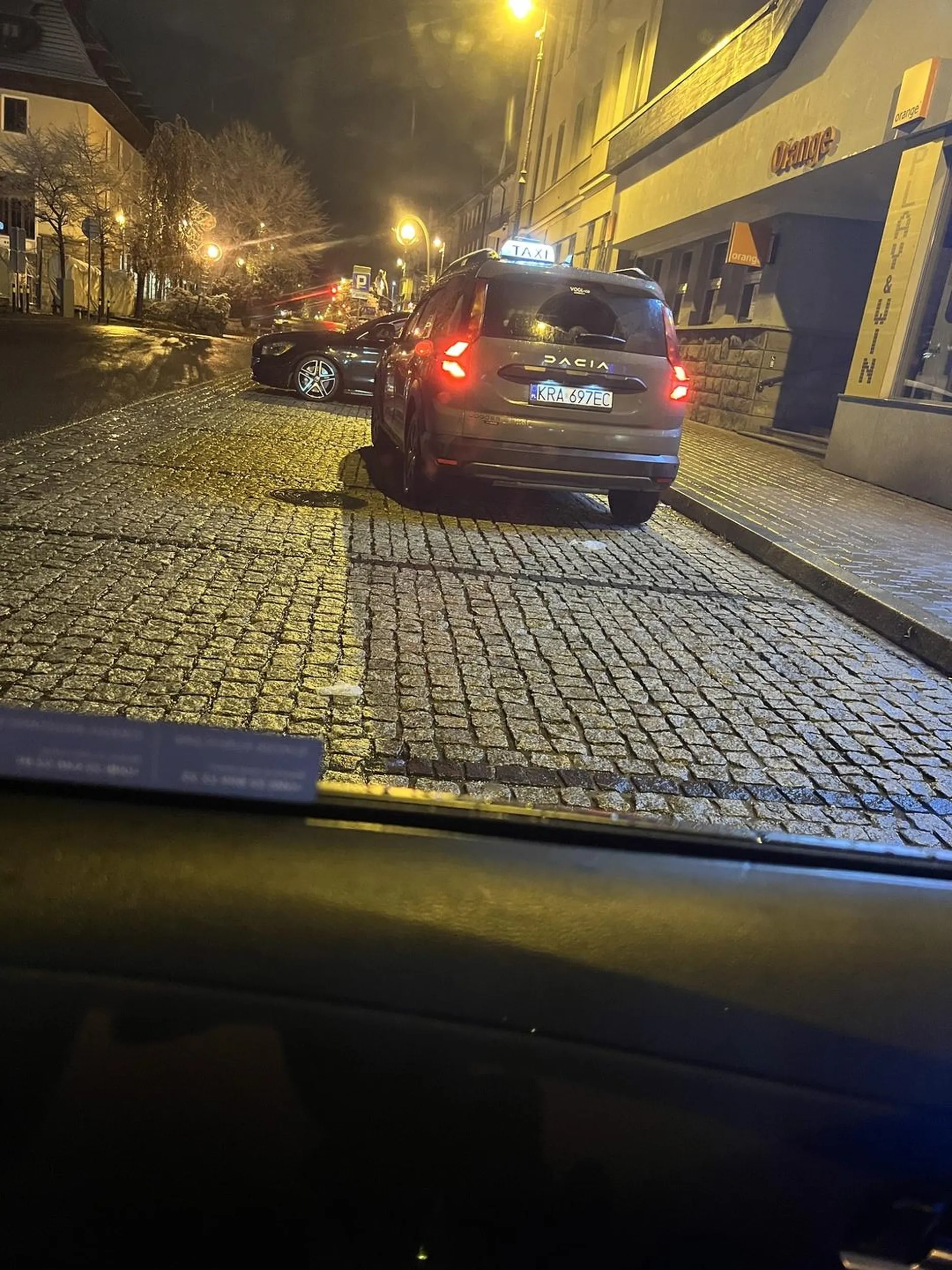 Nie wiem jak was uczyli na egzaminach ale nie tak się parkuje. Nauczcie się parkować normalnie