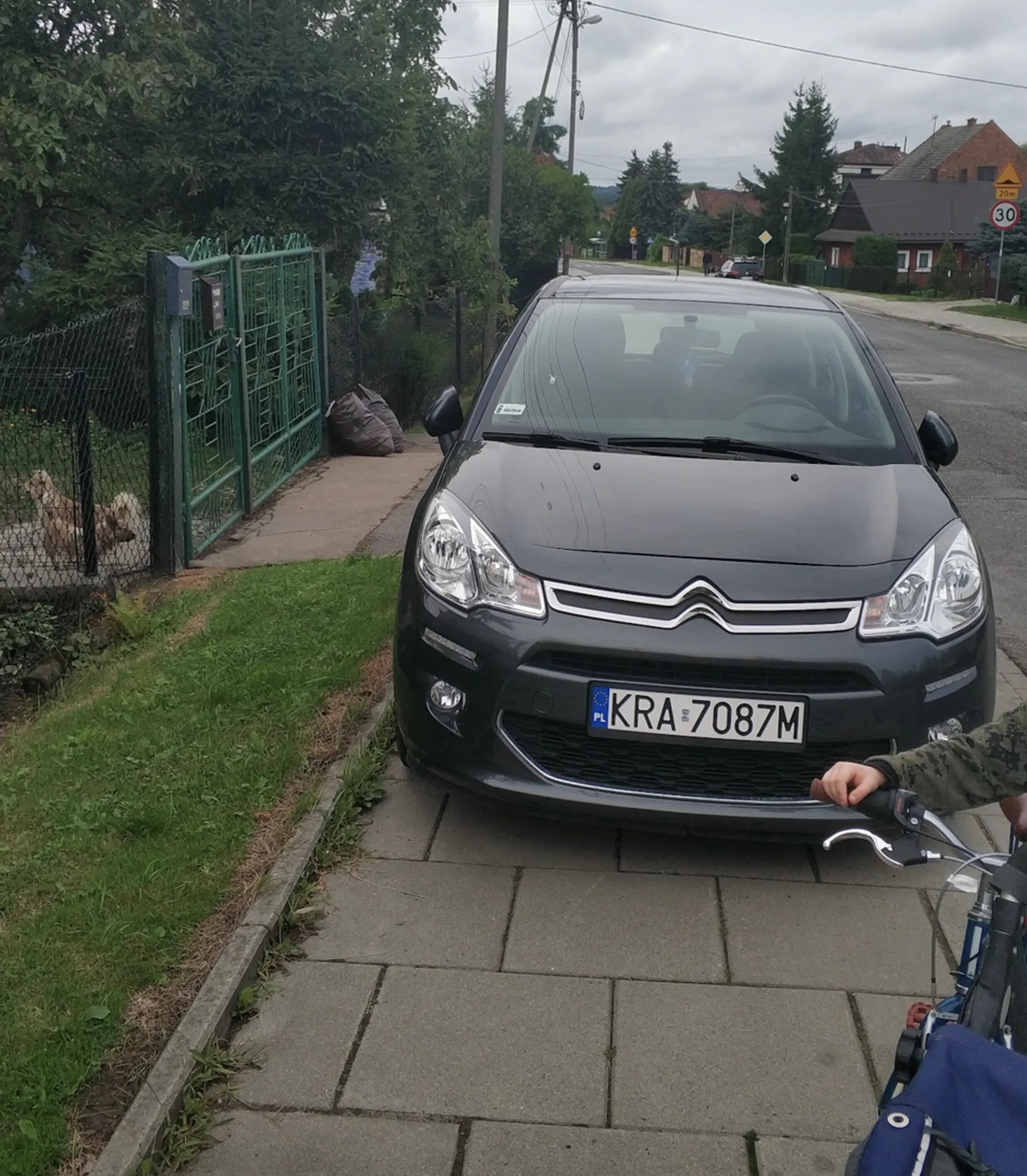 Strasznie Państwo parkują. Cały chodnik zawalony podczas gdy na jezdni jest ruch znikomy i brak zakazu postoju. Po co blokować ludziom chodnik? Czy brali Państwo uwagę, że dzieci muszą narażać się na śmierć omijając taki samochód? Po prostu wstyd!