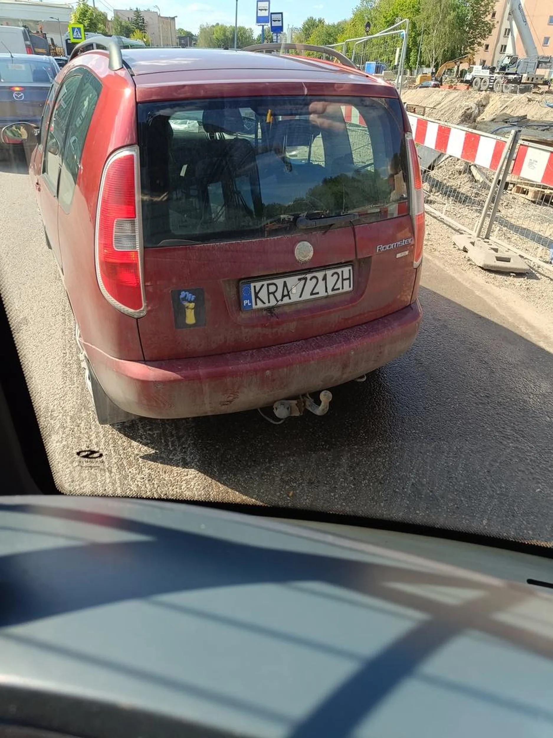 Śmieć z telefonem przy mordzie wymusza pierwszenstwo