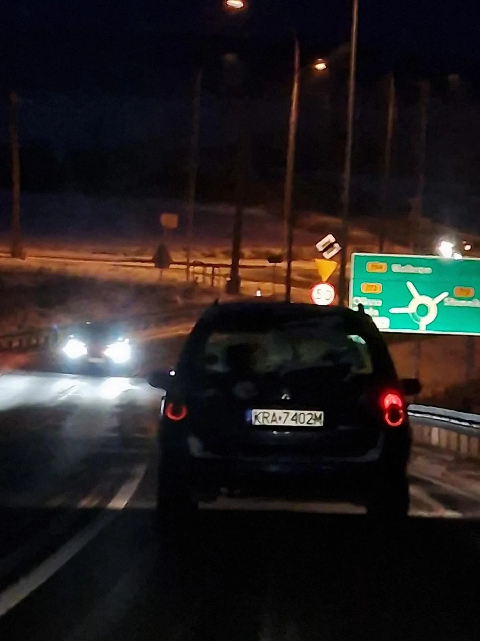 Kierowca jedzie 40km/h  na ograniczeniu do 90, z tyłu nie działa mu większość świateł.