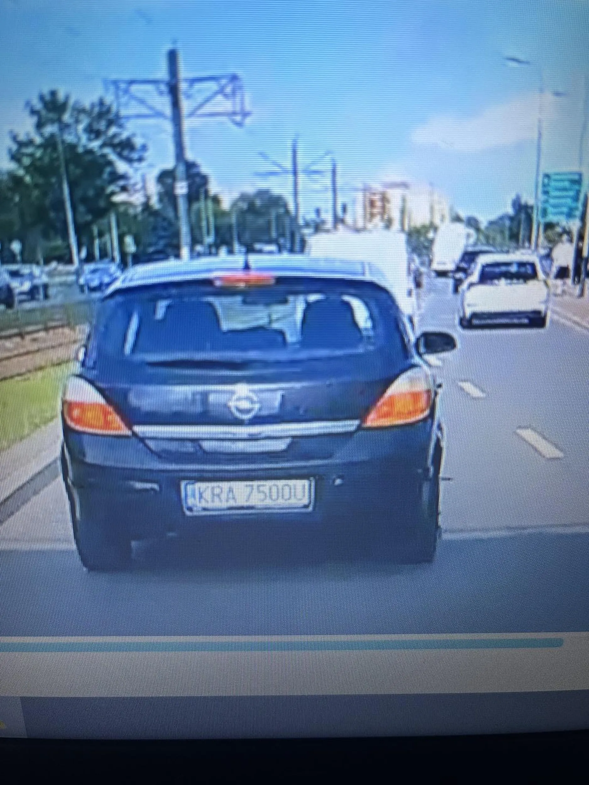 Mistrzyni lewego, bo za 5km będzie skręcała na Stella. W trakcie jazdy patrzy sie  na światła i w lusterka ale ważniejsze jest telefonik i poprawianie kudłów…