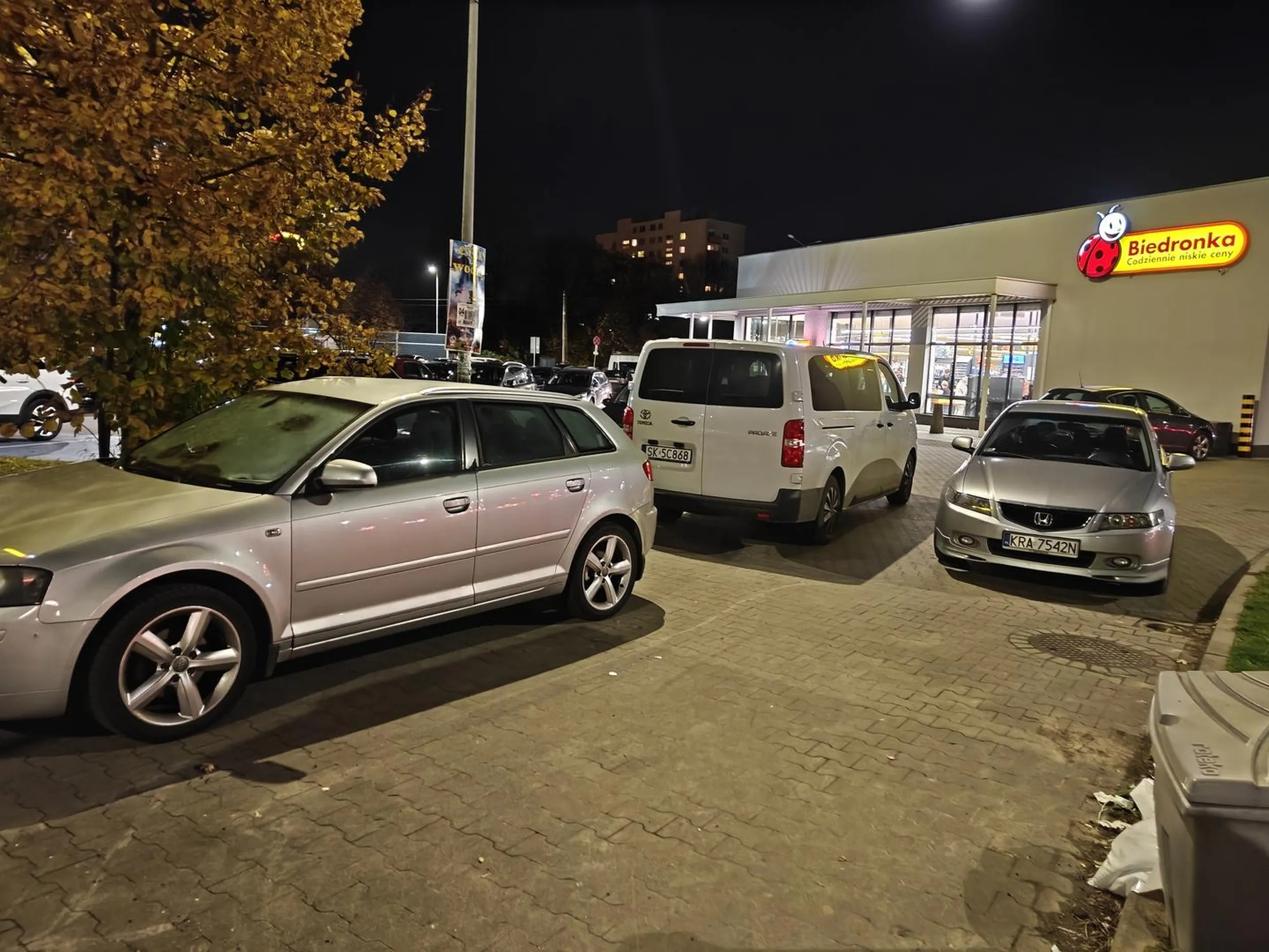 poszedł sobie do sklepu i blokuje wyjazd z miejsca