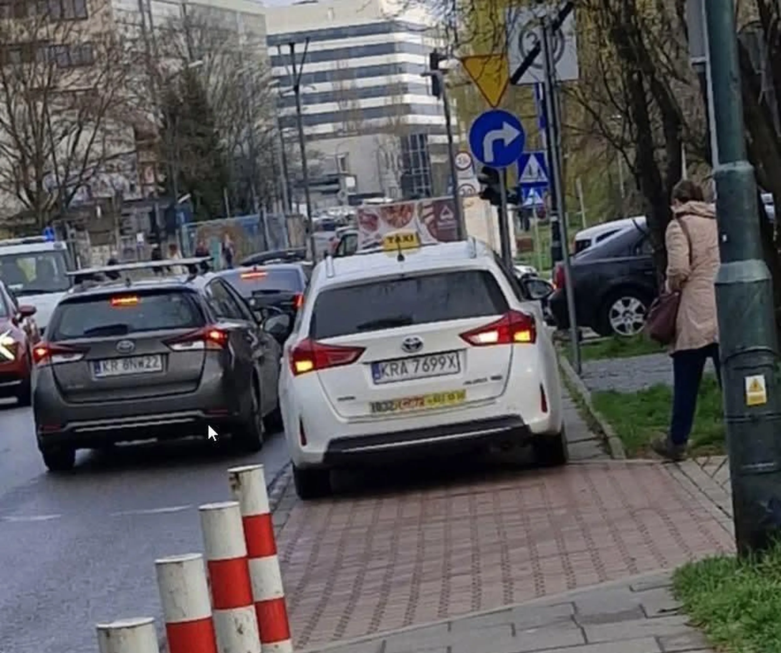 podkrakowska spiedolona złotówa sobie robi parking z chodnika