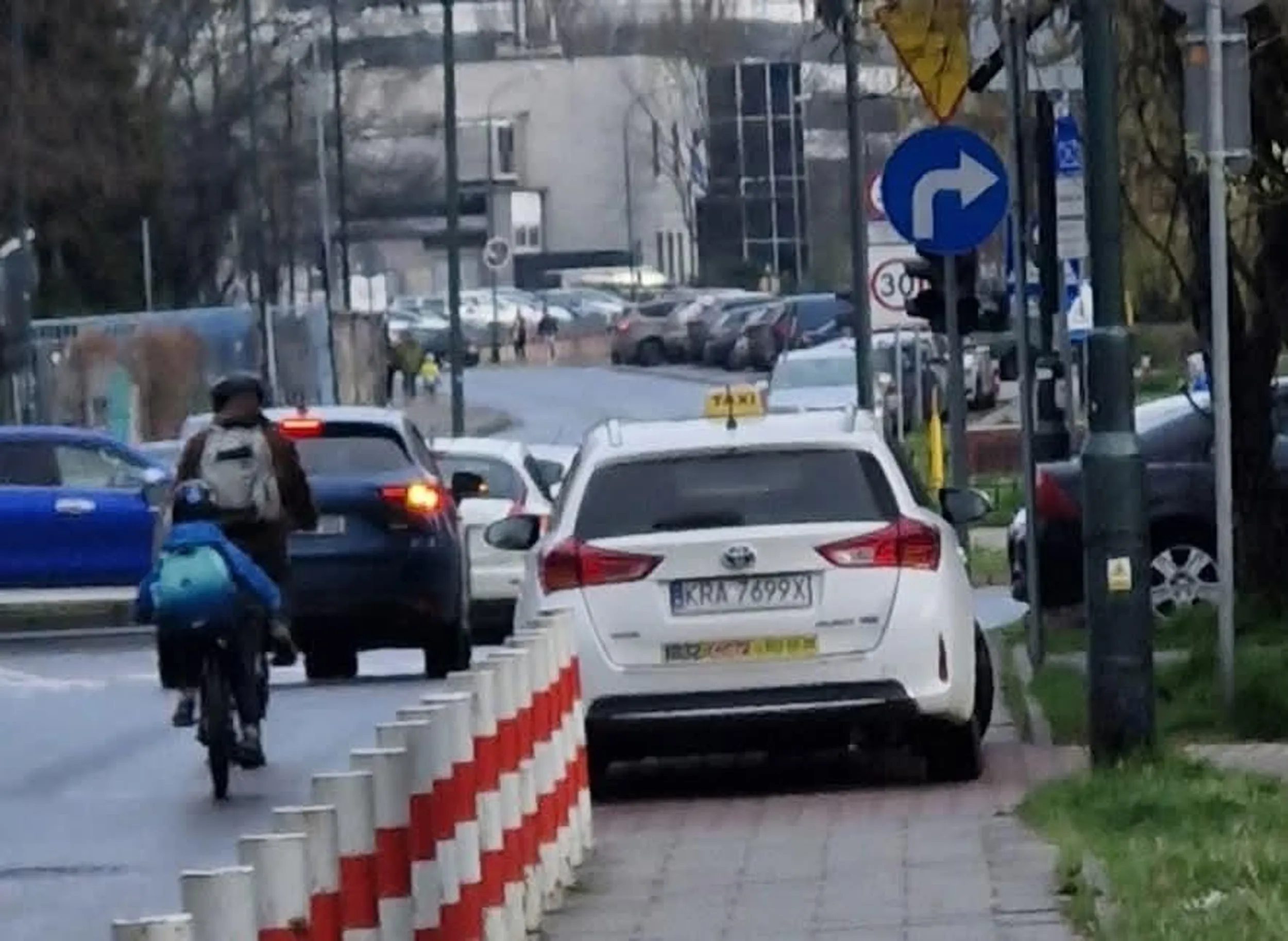 podkrakowska spiedolona złotówa sobie robi parking z chodnika