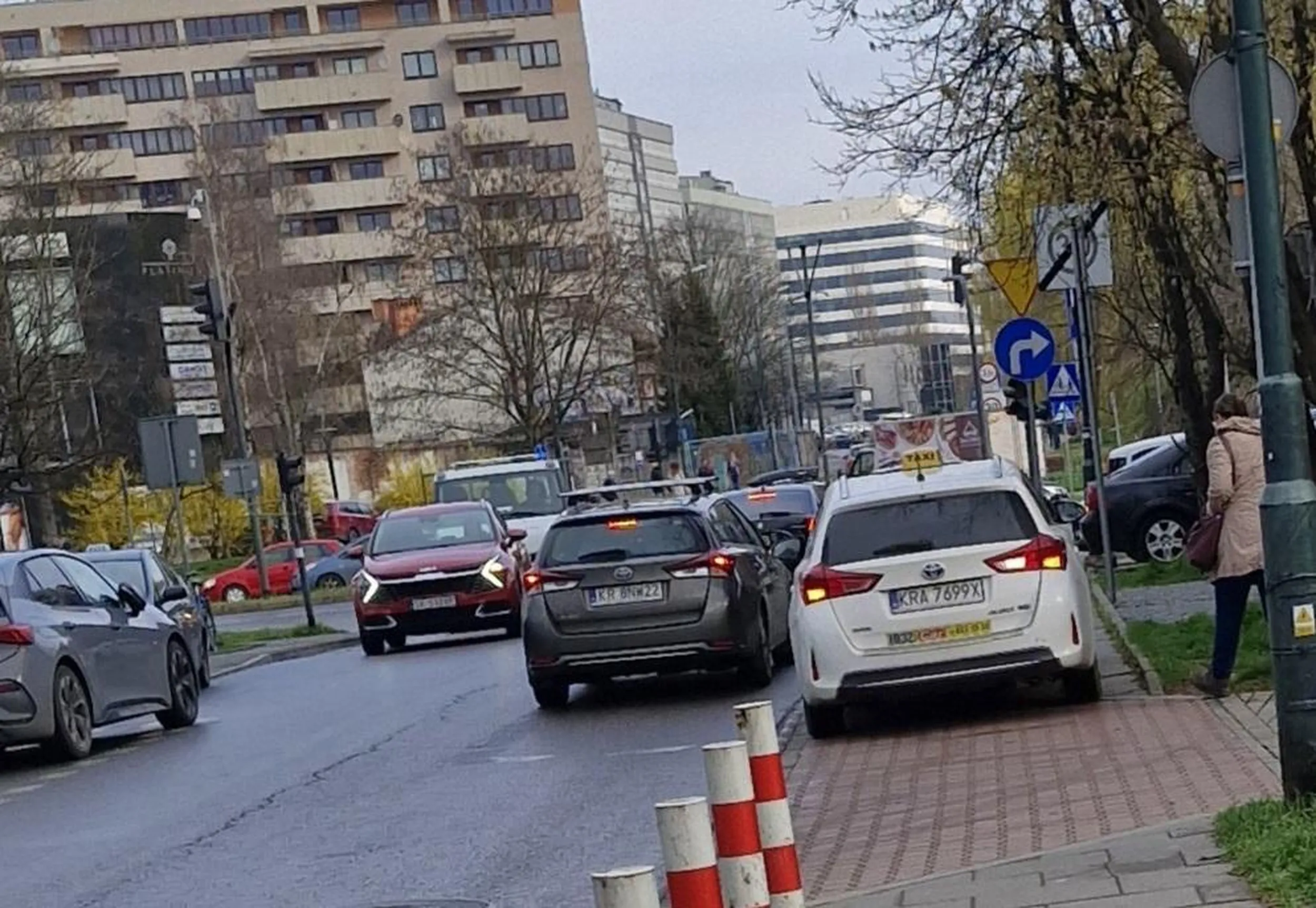 Cały chodnik zastawiony, piesi omijają trawą, dzieci na rowerach omijają jezdnią. Po zwróceniu uwagi twierdzi, że żadnego wykroczenia nie popełnia bo ma 40 lat prawo jazdy więc wie jak jeździć!
