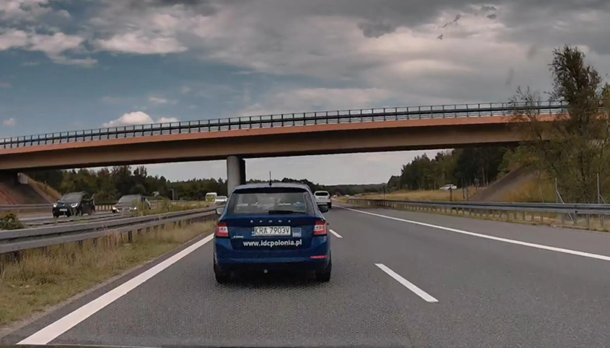 baba jakaś nienormalna: jedzie szrotem 170 km/h, do tego gada przez telefon