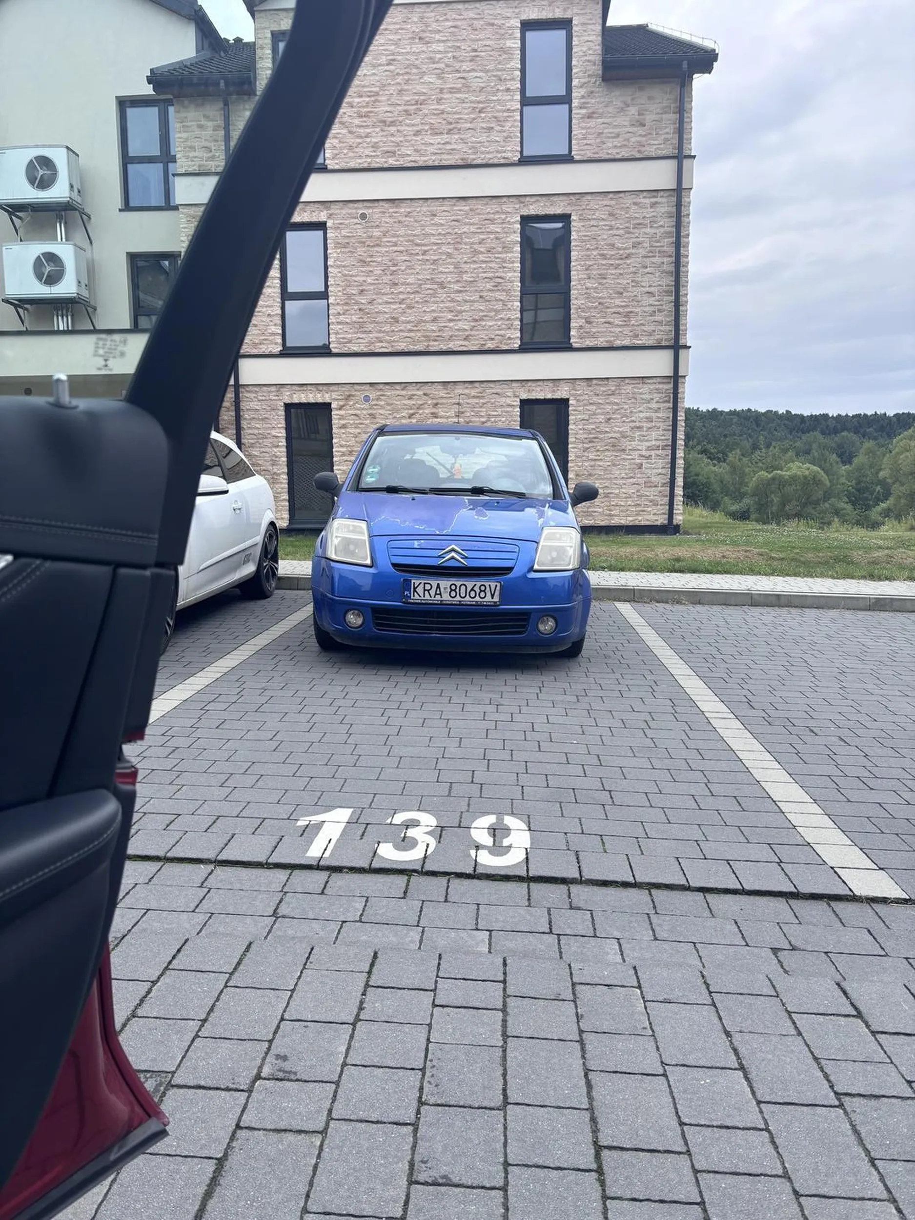 Parkuje na nie swoim miejscu parkingowym wykupionym