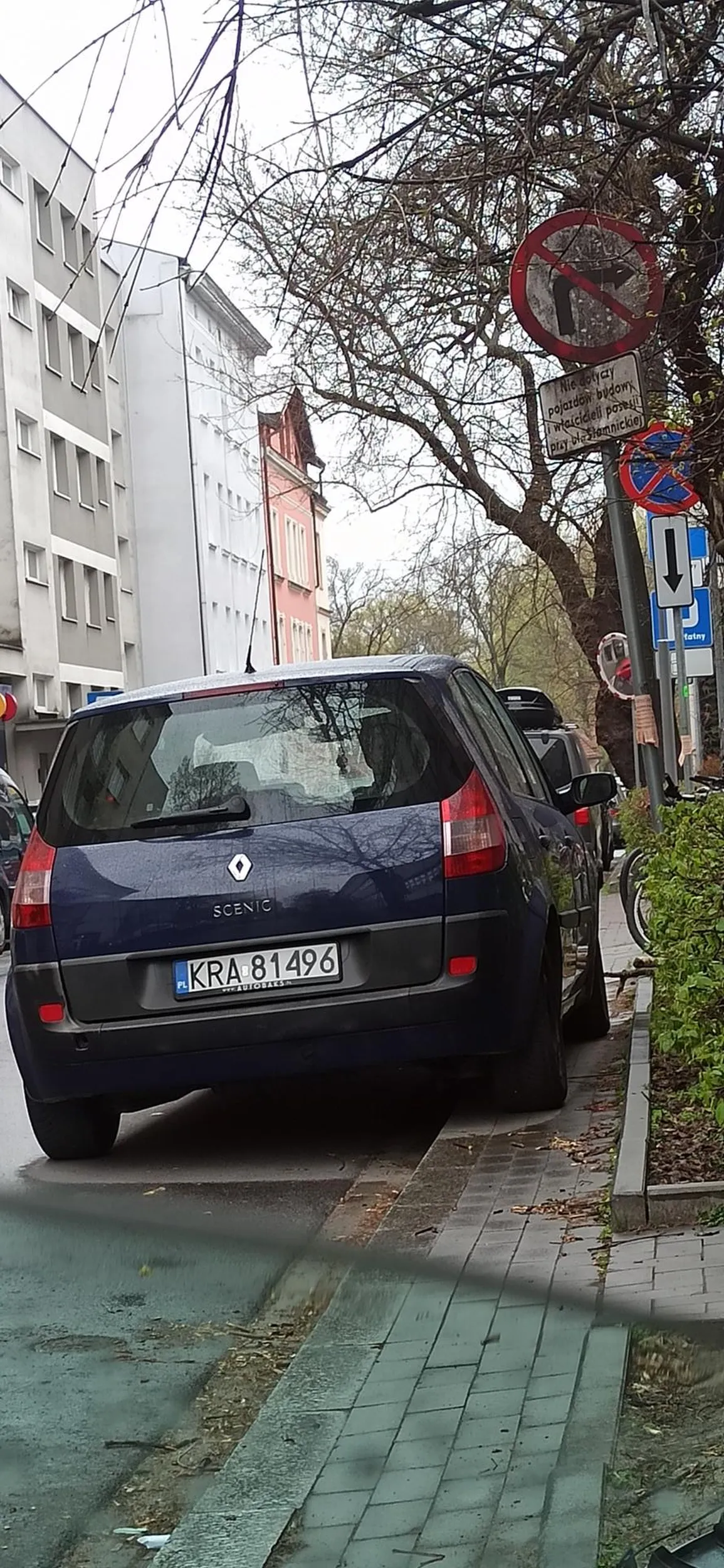 Parkuje na zakazach, stwarza zagrożenie dla pieszych i innych uczestników ruchu