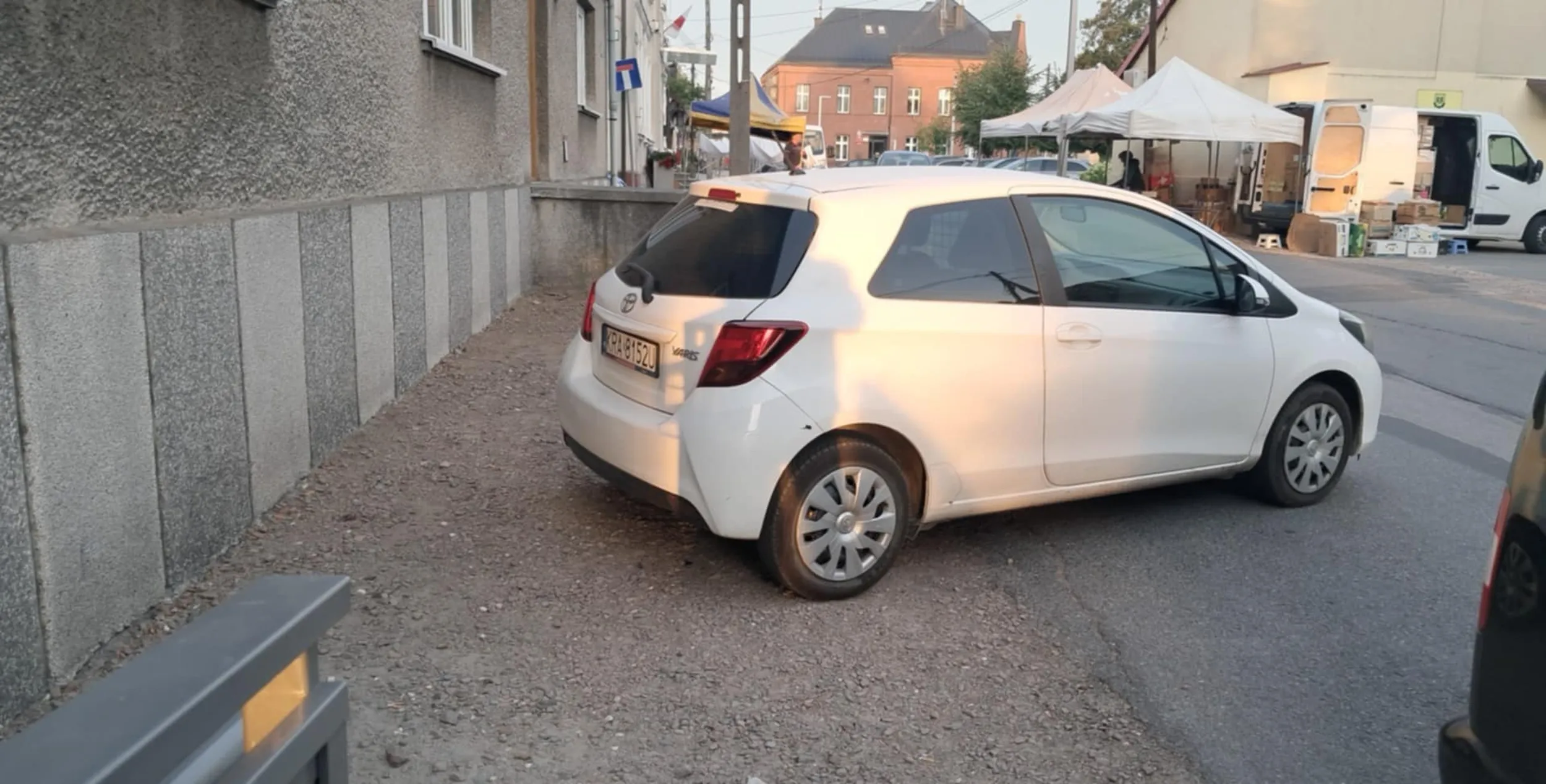 Dość że parkuje jak baran, to jeszcze chamski i trzepie się jakby miał padakę alkoholową.