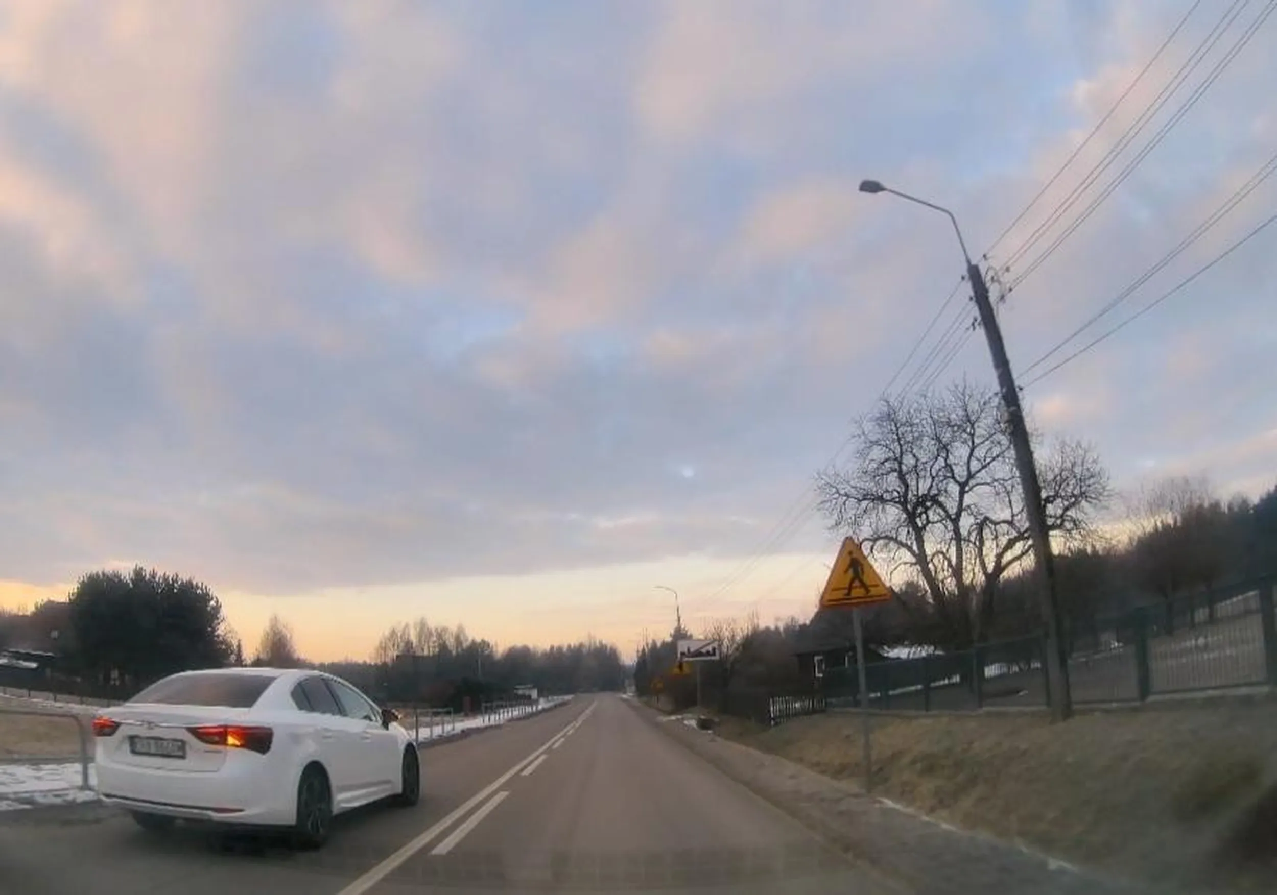 Wyprzedzanie na skrzyżowaniu plus bezpośrednio przed przejściem dla pieszych. Kolego wróć na kurs, bo o zasadach ruchu drogowego nie masz zbyt dużego pojęcia.