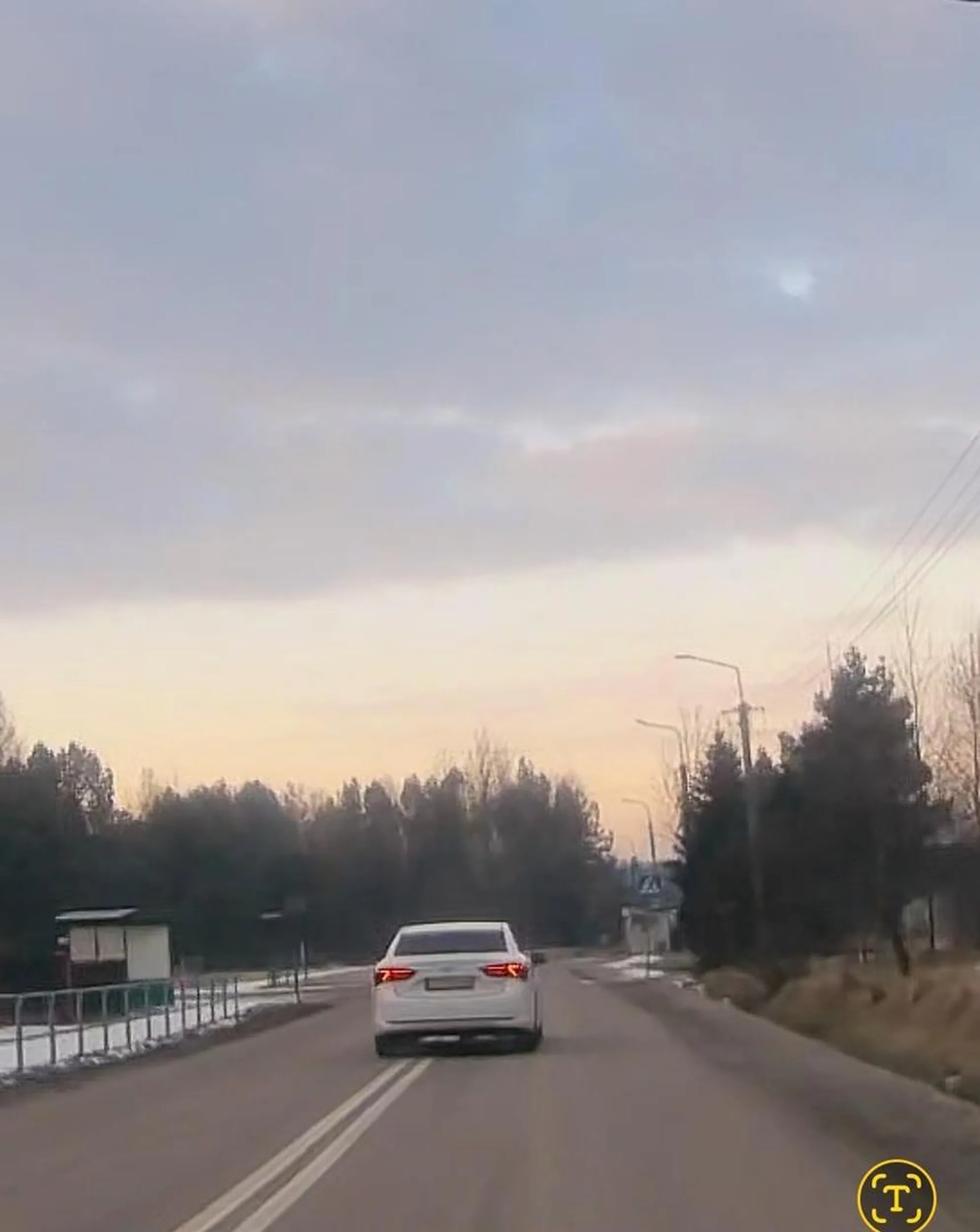 Wyprzedzanie na skrzyżowaniu plus bezpośrednio przed przejściem dla pieszych. Kolego wróć na kurs, bo o zasadach ruchu drogowego nie masz zbyt dużego pojęcia.