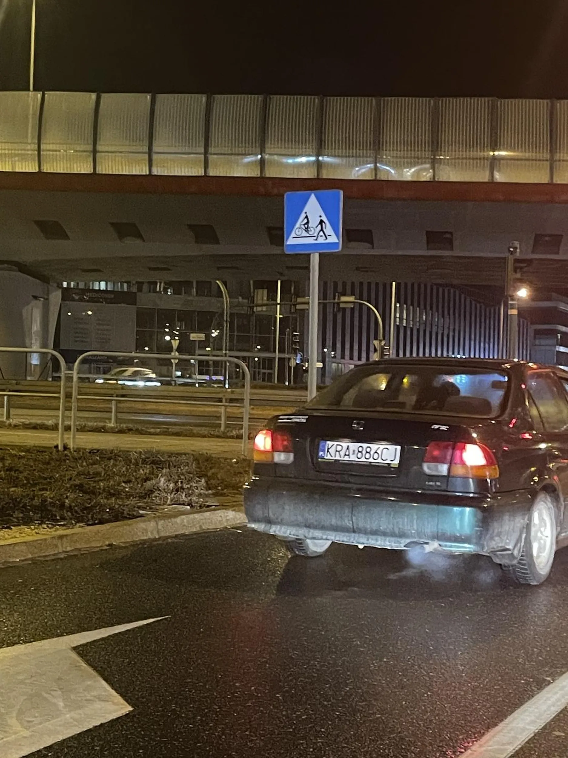 Gość w civicu nie włącza kierunkowskazów i zajeżdza drogę bo jest zajęty obciąganiem swojemu koledze.