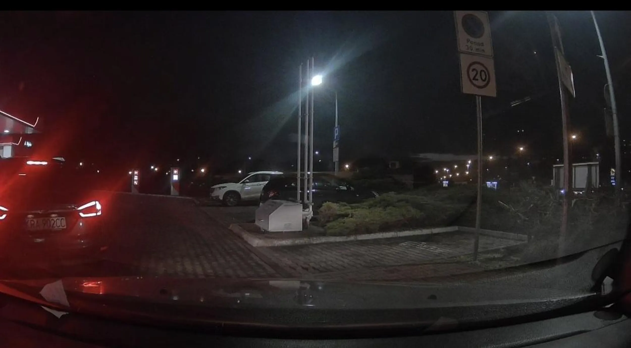 Blokujesz cały wjazd na stację a masz w cholere miejsca. Jak wychodzi ziomek to srasz w gacie i spierniczasz a potem , przy stacji udajesz greka , twoja Laska cie wyjaśnia z auta ????????? w sumie po twoim ryju rozdymki z zmutowanym dna nie dziwie sie ze to laska zajmuje sie tobą a nie ty nią