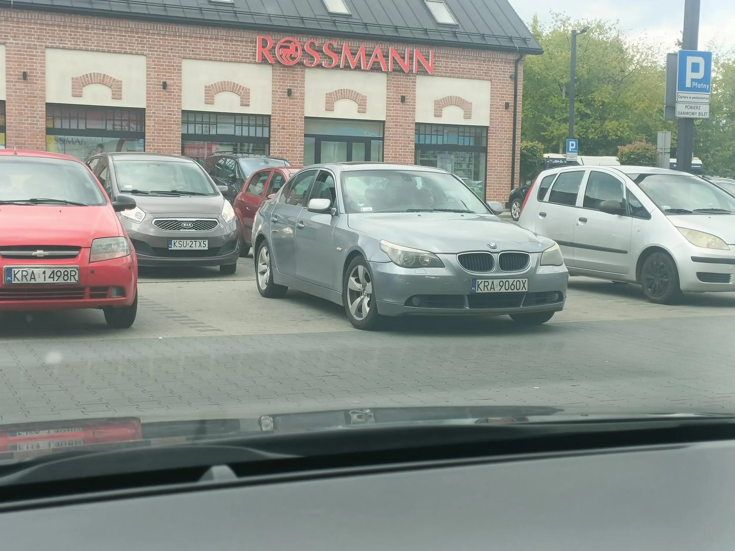 Parkuje się między liniami, a nie na linii