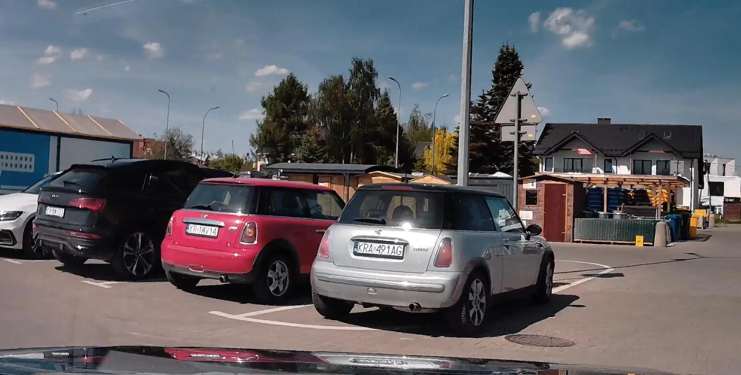 parkuje na obszarze wyłączonym z ruchu utrudniając widoczność na parkingu, bo dupy się nie chce ruszyć i trzeba zaparkować przy samym wejściu
