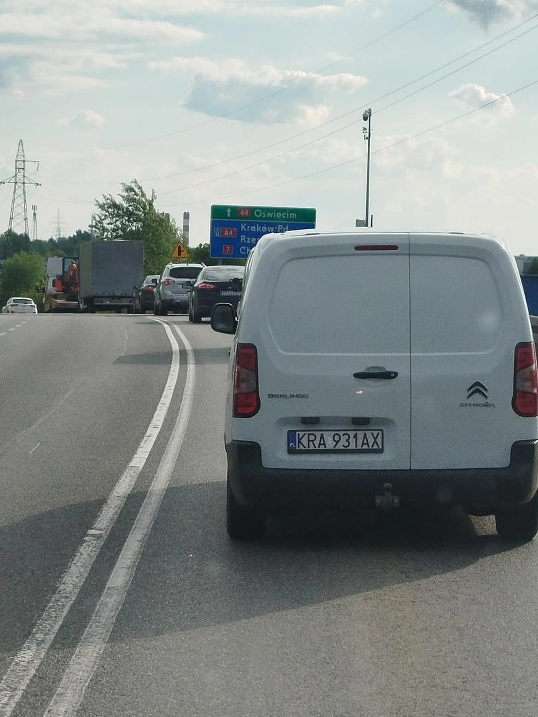 Pospolity cham i drogowy wiesniak. Na samym koncu zwezenia, robiac wszystkich za oslow wbija sie do kolejki. Zjazd z a4 na 44 na Oswiecim. Uwazajcie na chama.