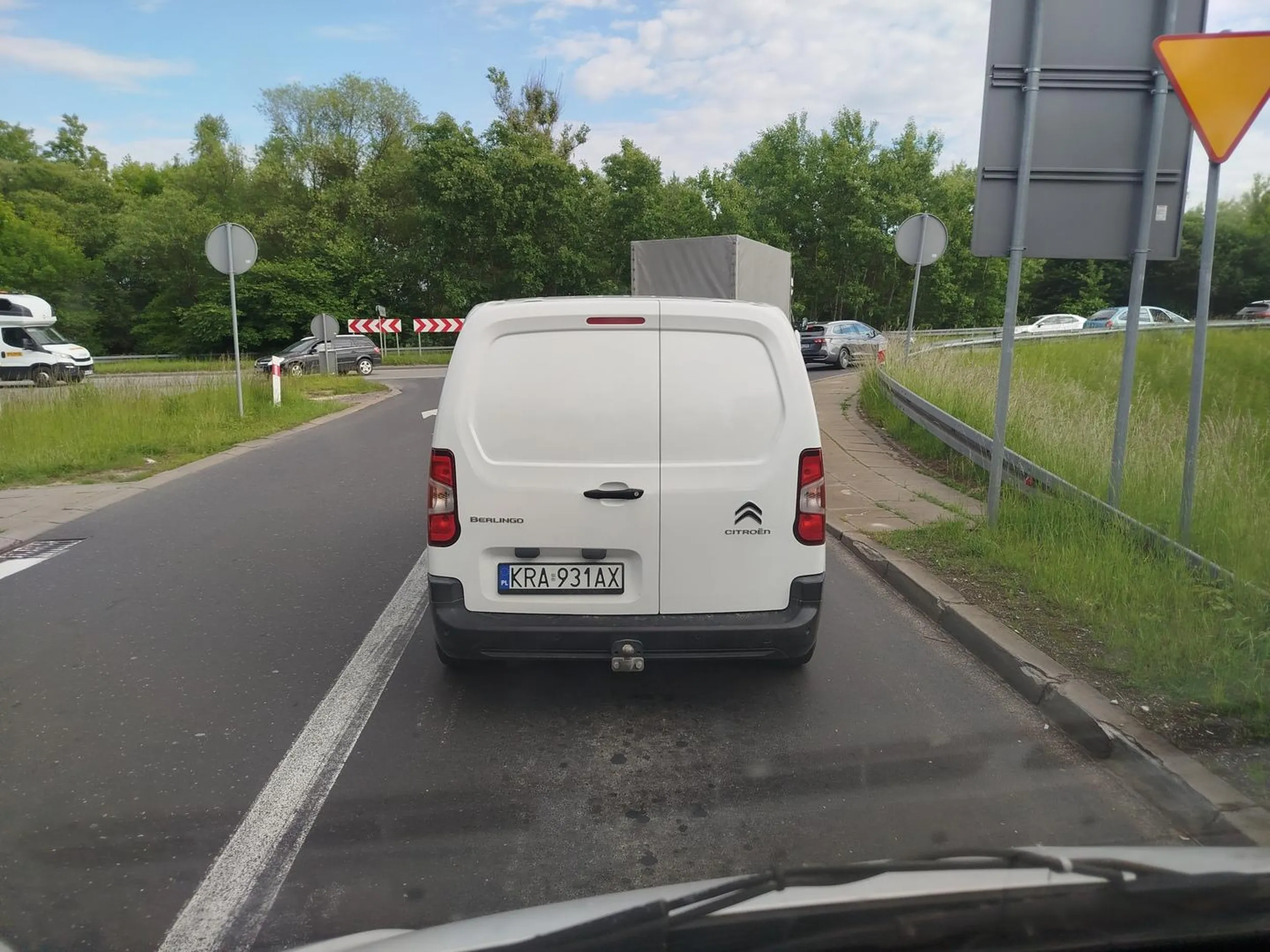 Pospolity cham i drogowy wiesniak. Na samym koncu zwezenia, robiac wszystkich za oslow wbija sie do kolejki. Zjazd z a4 na 44 na Oswiecim. Uwazajcie na chama.