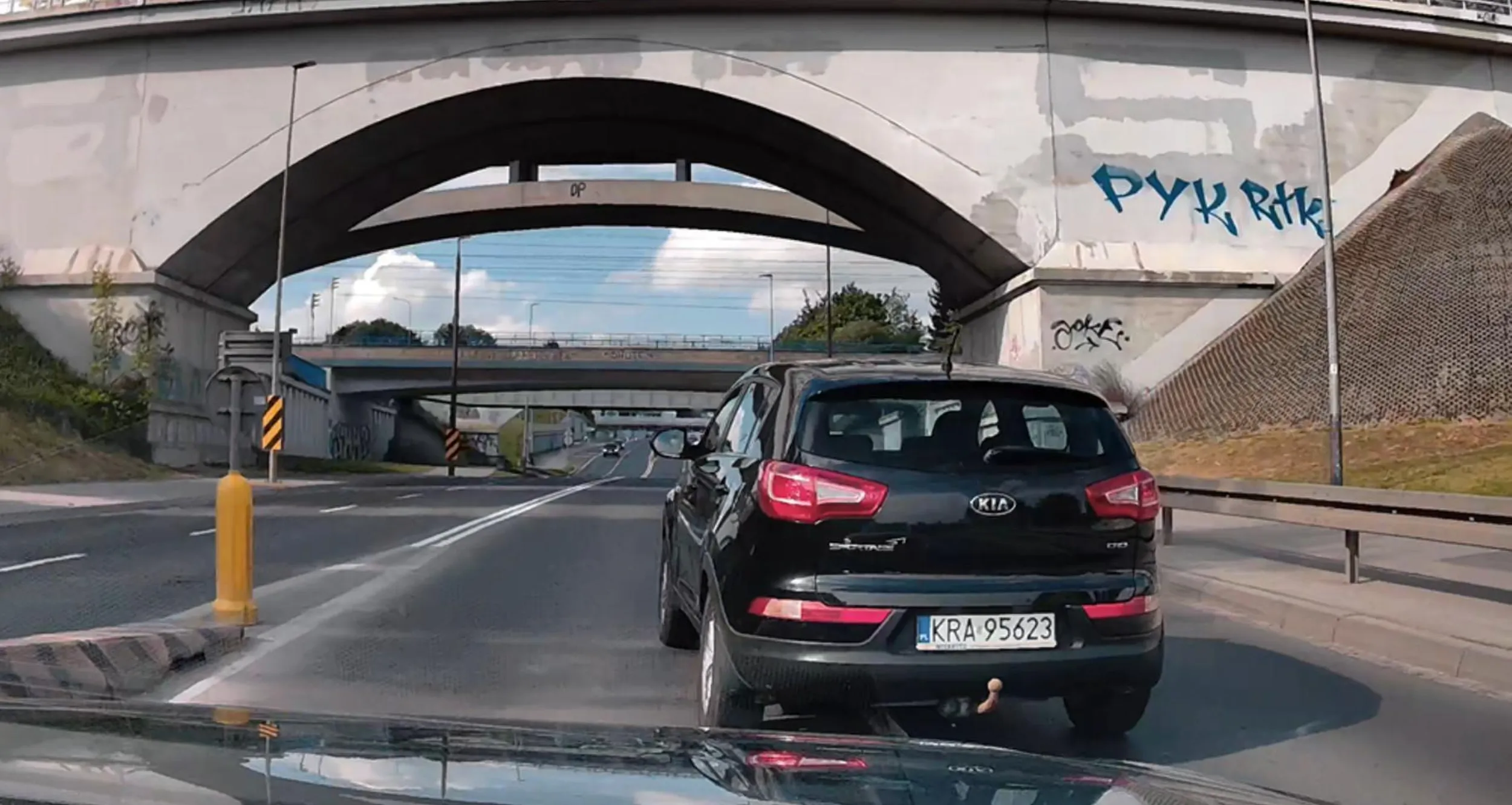 wymusza pierwszeństwo wjeżdżając nagle bez kierunkowskazu na lewy pas