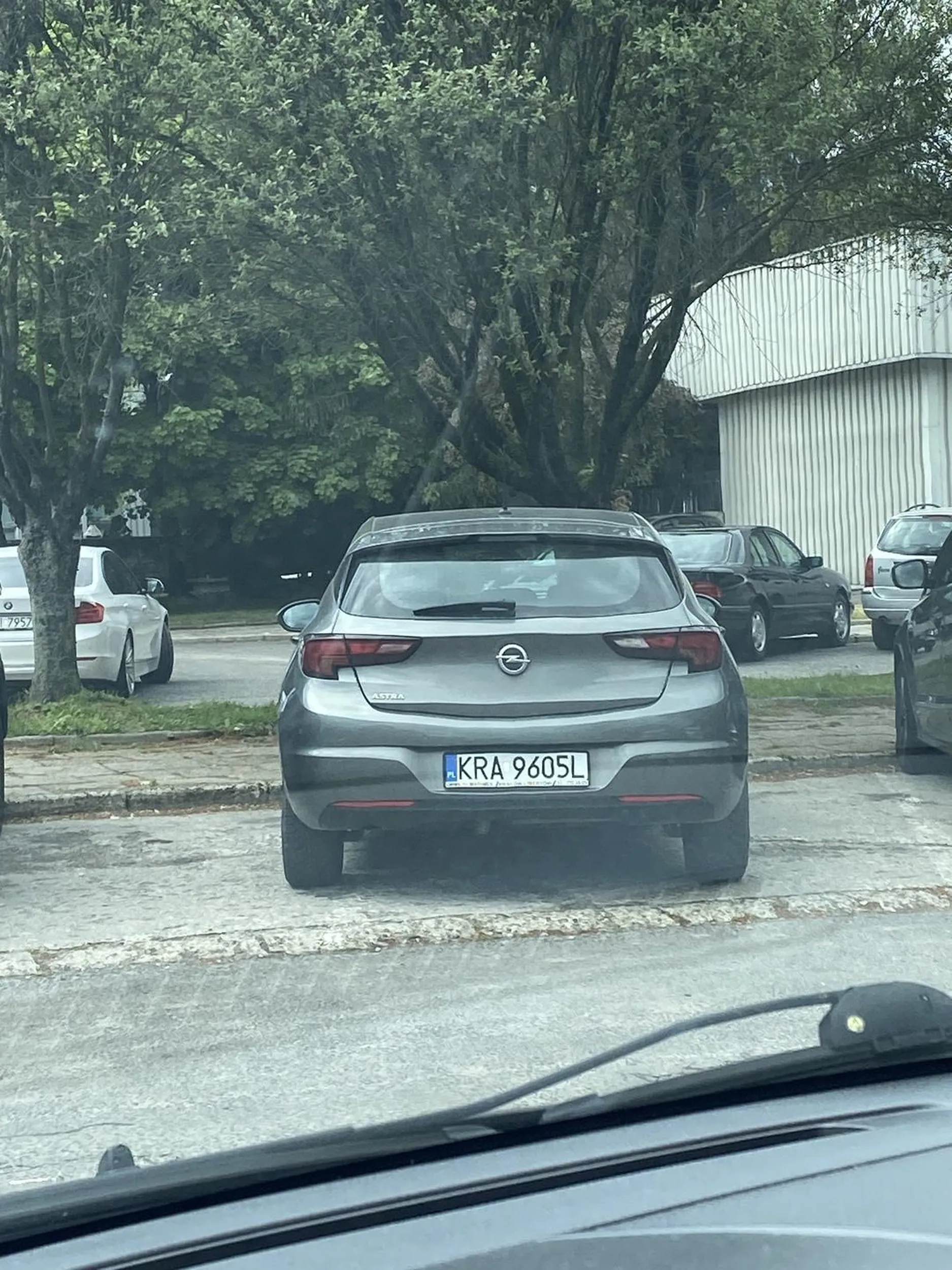 Patrzę sklep ty parkujesz środkiem lini mimo że miałaś całą kopertę, potem ludzie do szpitala nie mają jak zaparkować.