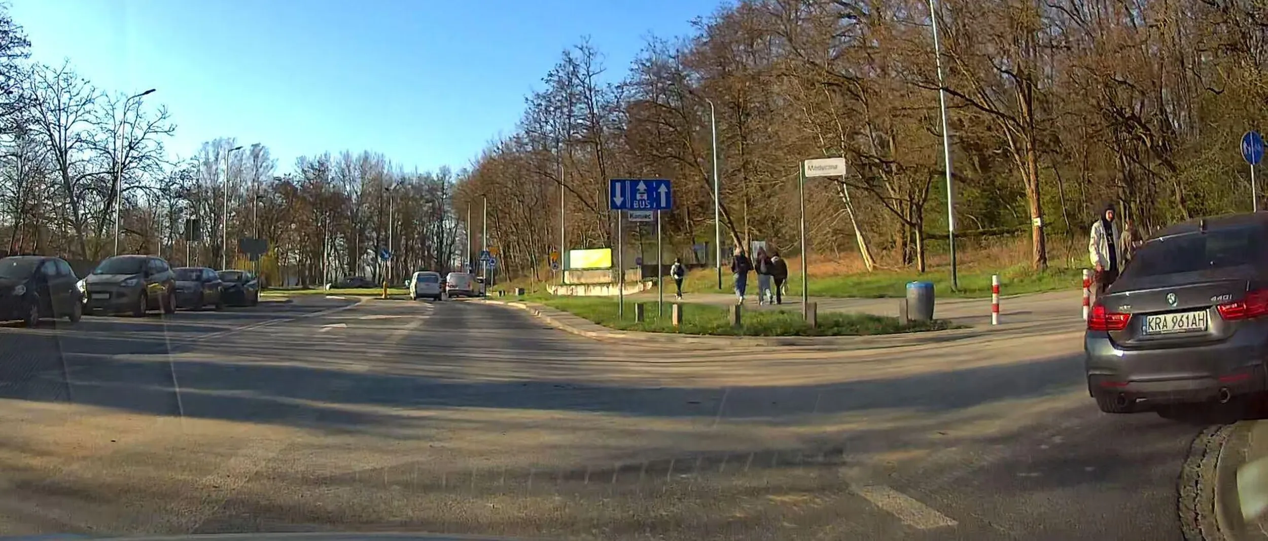 Kretyn w bmce nie potrafi przepuścić na suwak, następnie na pasach nie przepuszcza pieszego i prawie go przejeżdża. Wyjebka na ludzi, pewnie zbyt niskie IQ żeby zrozumieć, że pieszy na pasach ma pierwszeństwo