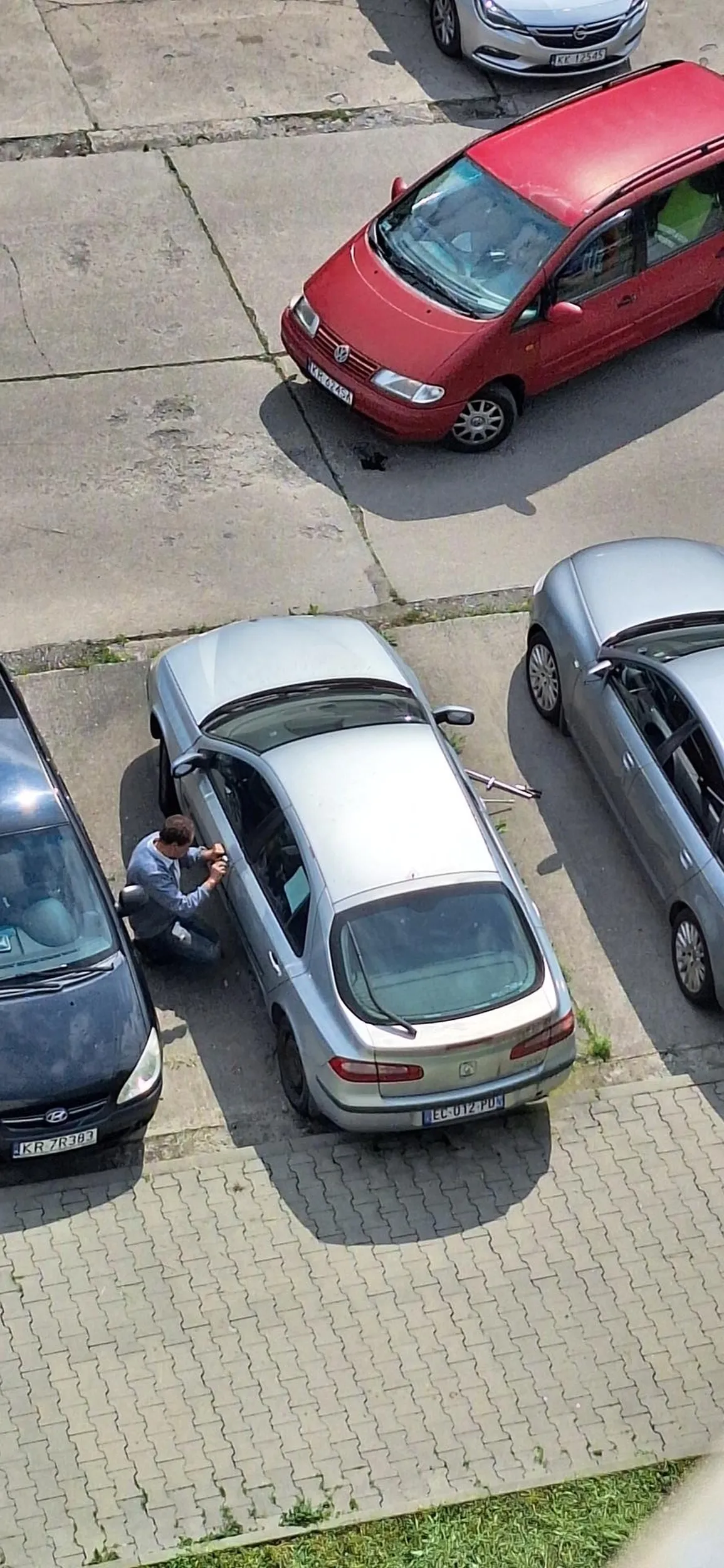 Podstawia strupy zostawił jedną legune i stoi koło 11 lat a teraz zostawił nowego strupa na angielskich blachach