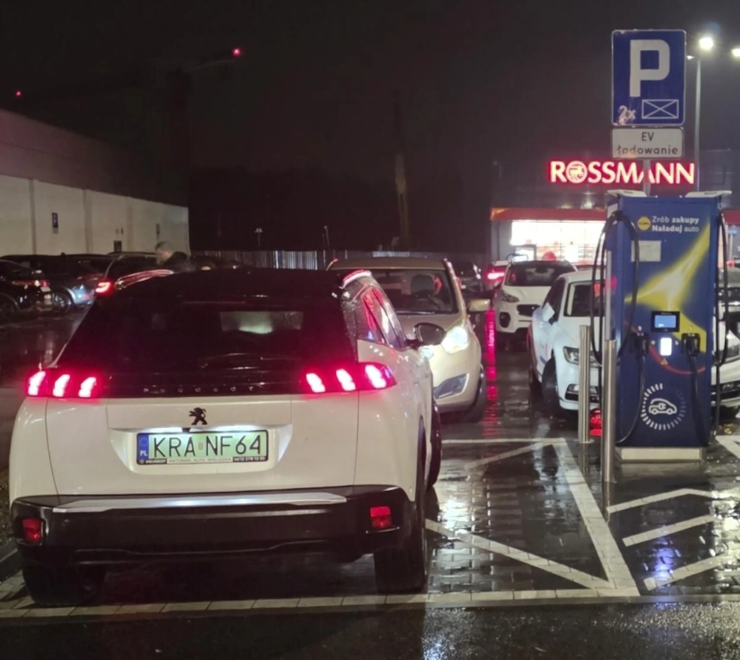 Pani nie przyjmuje, że ładowarka to nie miejsce parkingowe. Udaje głuchą i lezie kupić ziemniaki w Lidlu, ewentualnie jeszcze flaszkę.