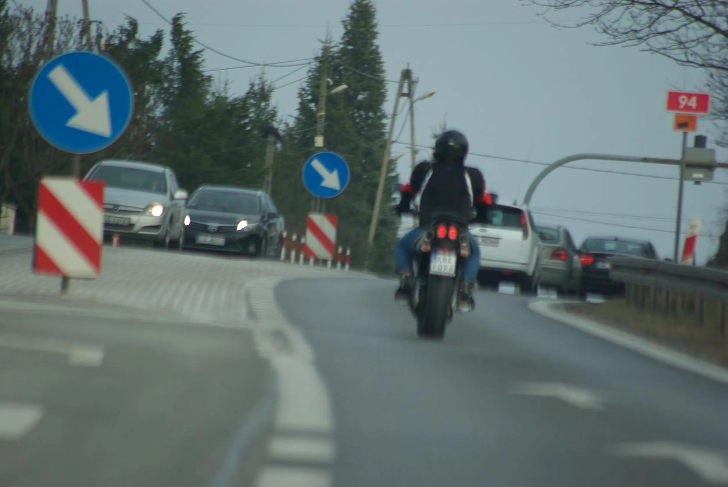Pirat wyprzedza przez środek posypany żwirem, radzę uważać.