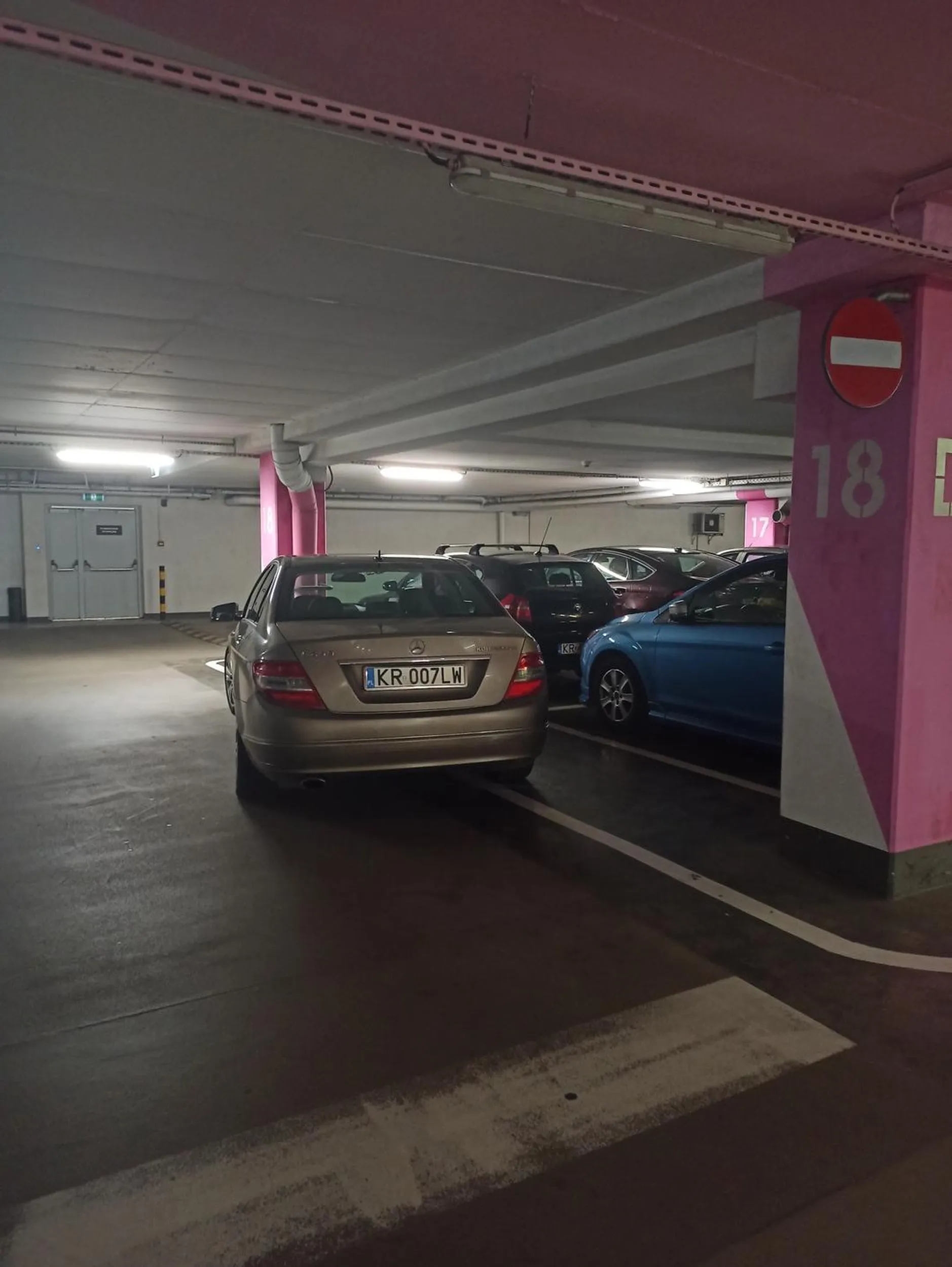 Posiadanie drogiej fury nie zwalnia z obowiązku parkowania się po ludzku, Bondzie upośledzony