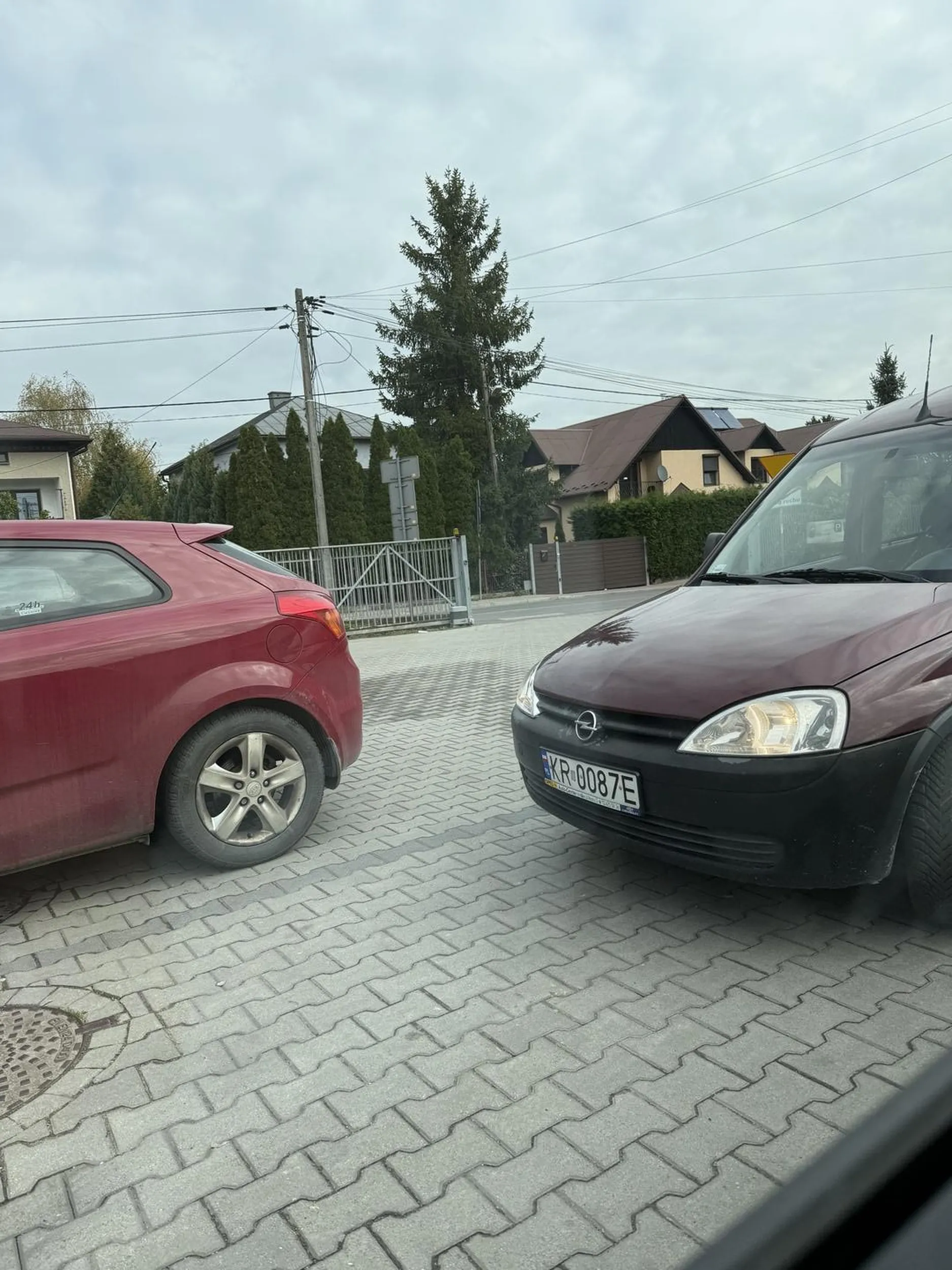 Kierowca ewidentnie wychodzi z założenia że jeżdżąc starym samochodem może obijać drzwiami  pozostałe. Na zwrócenie uwagi reaguje słowami „ lekko było”.