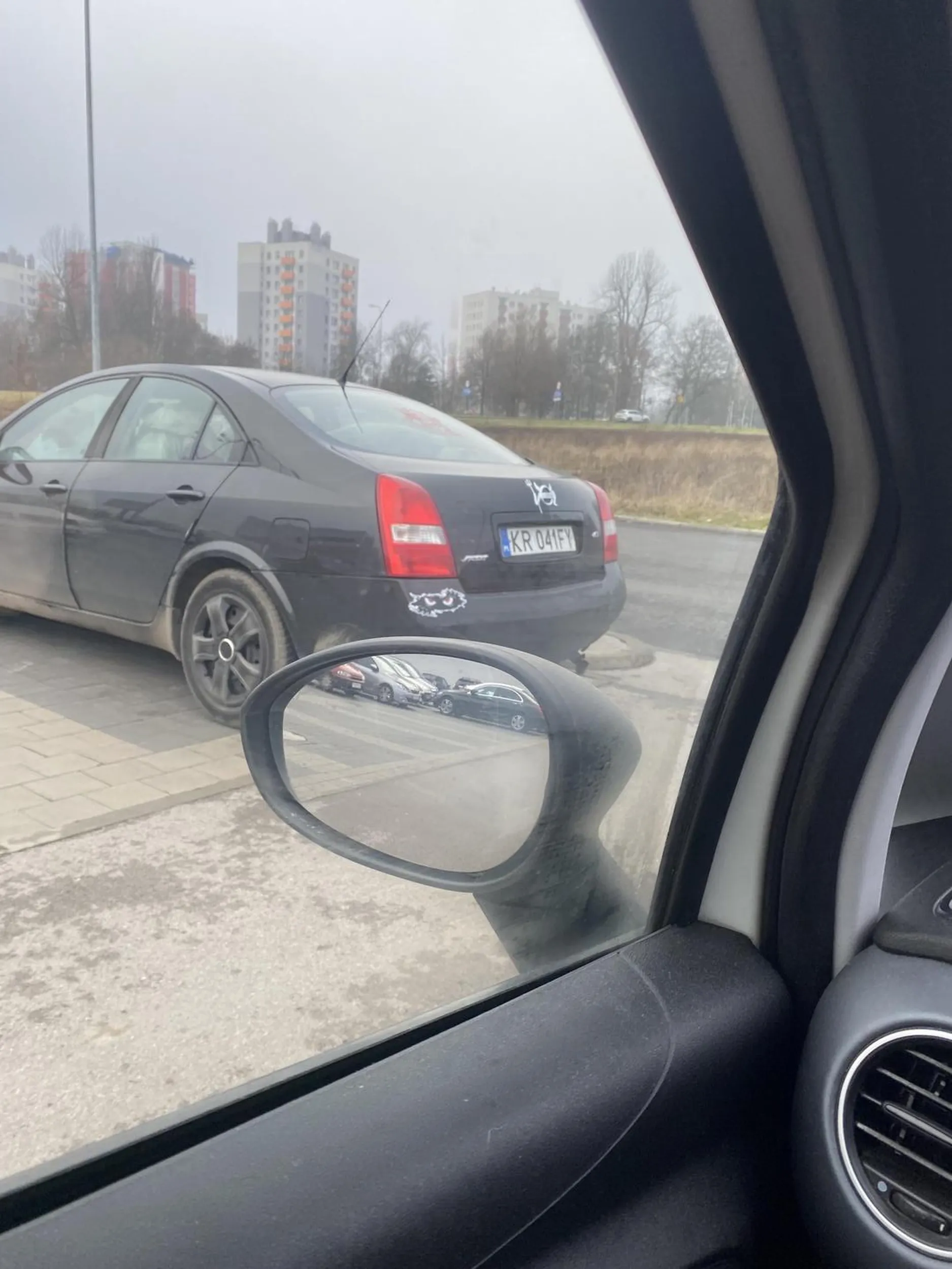 Zostawił psa w samochodzie i poszedł sobie na zakupki. Pies szczeka, skamle ale ważne że zakupy zrobione. Porażka.