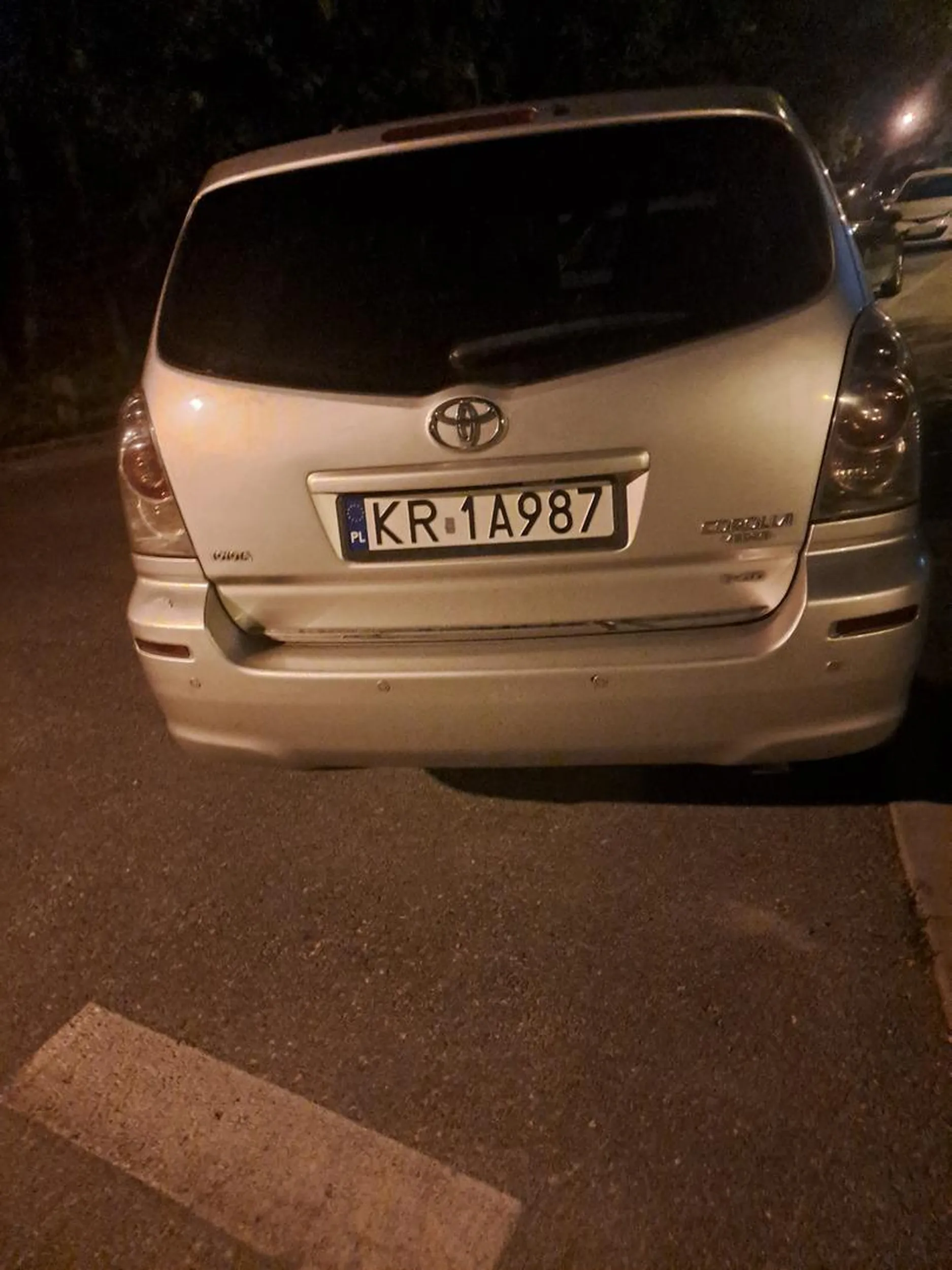 Zaparkował tak,że ciężko przejść z wózkiem.