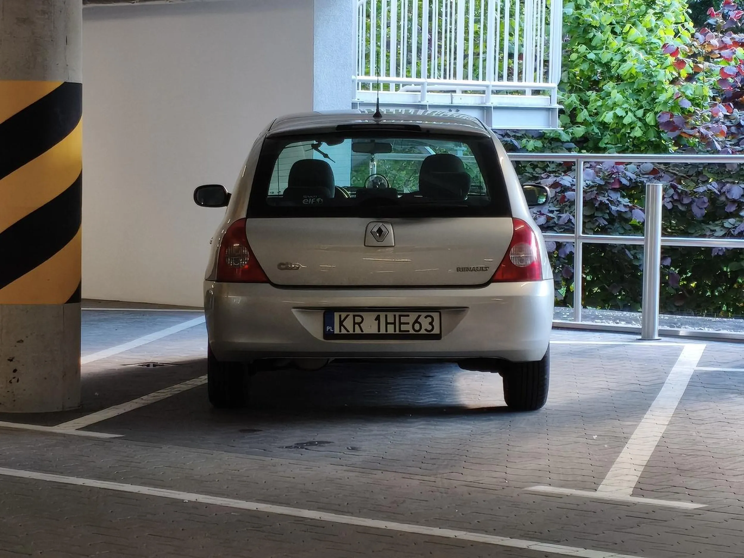 Geometrii gość nie miał w SP. Do tego przejeżdża przez miejsca wyłączone z ruchu po piętach pieszych...