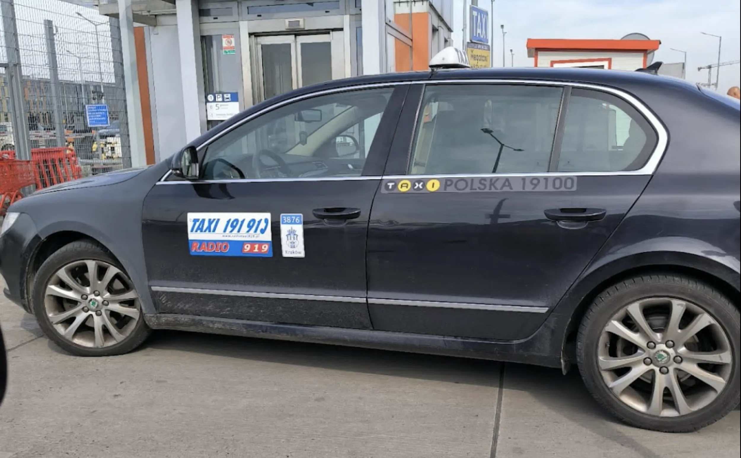 Taksówkarz cham i prostak. Wyzywa ludzi po zwróceniu uwagi na nieprawidłowe parkowanie.