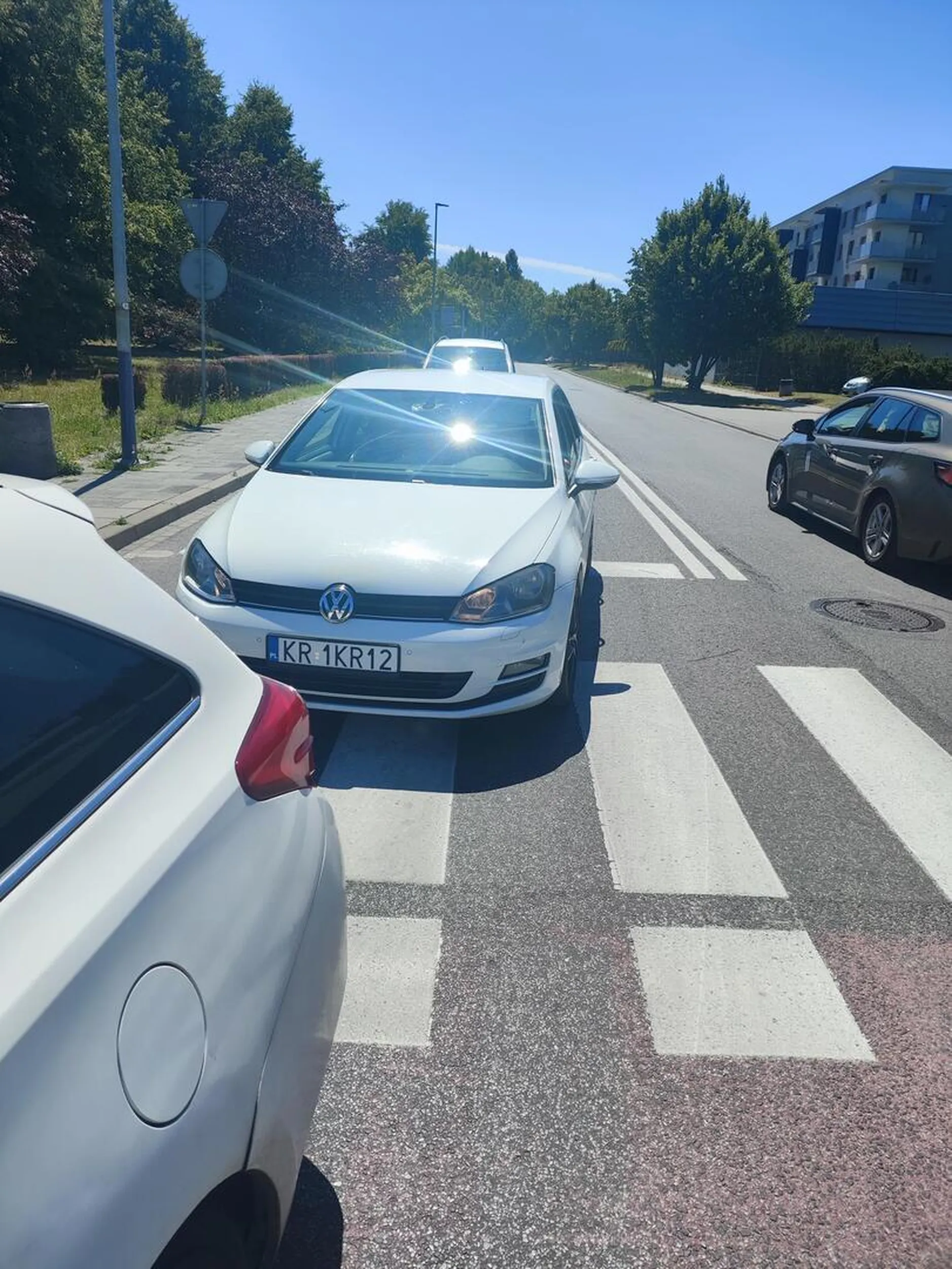 Staję przed skrzyżowaniem i gość na mnie trabi na mnie jak porąbany.Gość to furiat, nie potrafi wykrztusić z siebie innego słowa tylko bluzgi i przekleństwa. Mimo mojego spokojnego zachowania, cała rodzina rzuciła sie na mnie jak rozwścieczone psy łącznie z jego żoną i córeczką. Ewidentnie jakies problemy egzystencjalne...